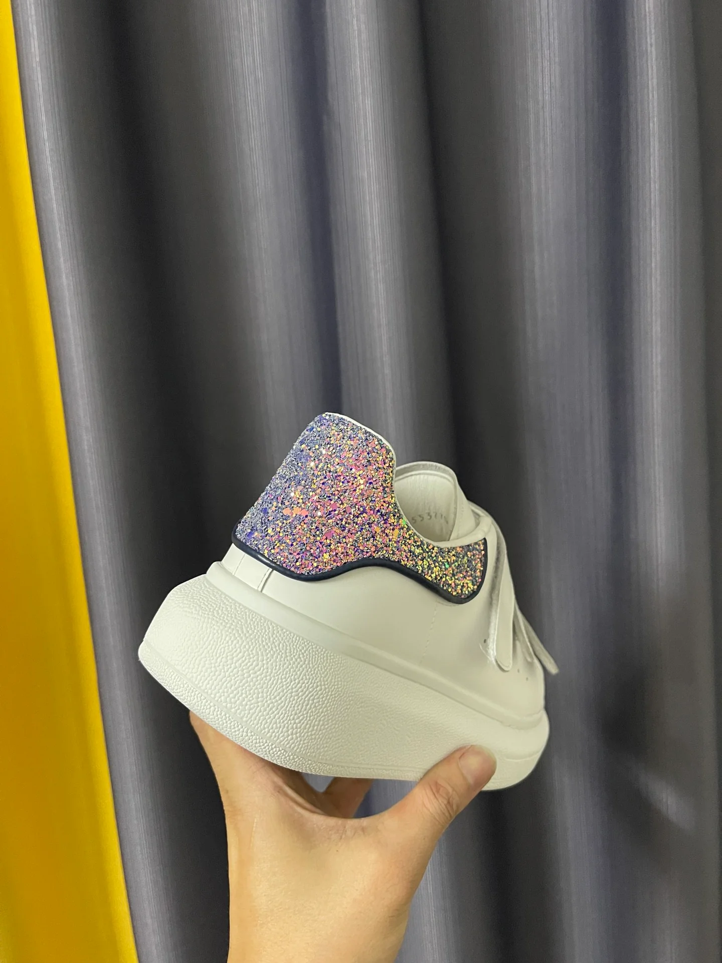 Классические белые кроссовки McQueen - унисекс - дизайн 