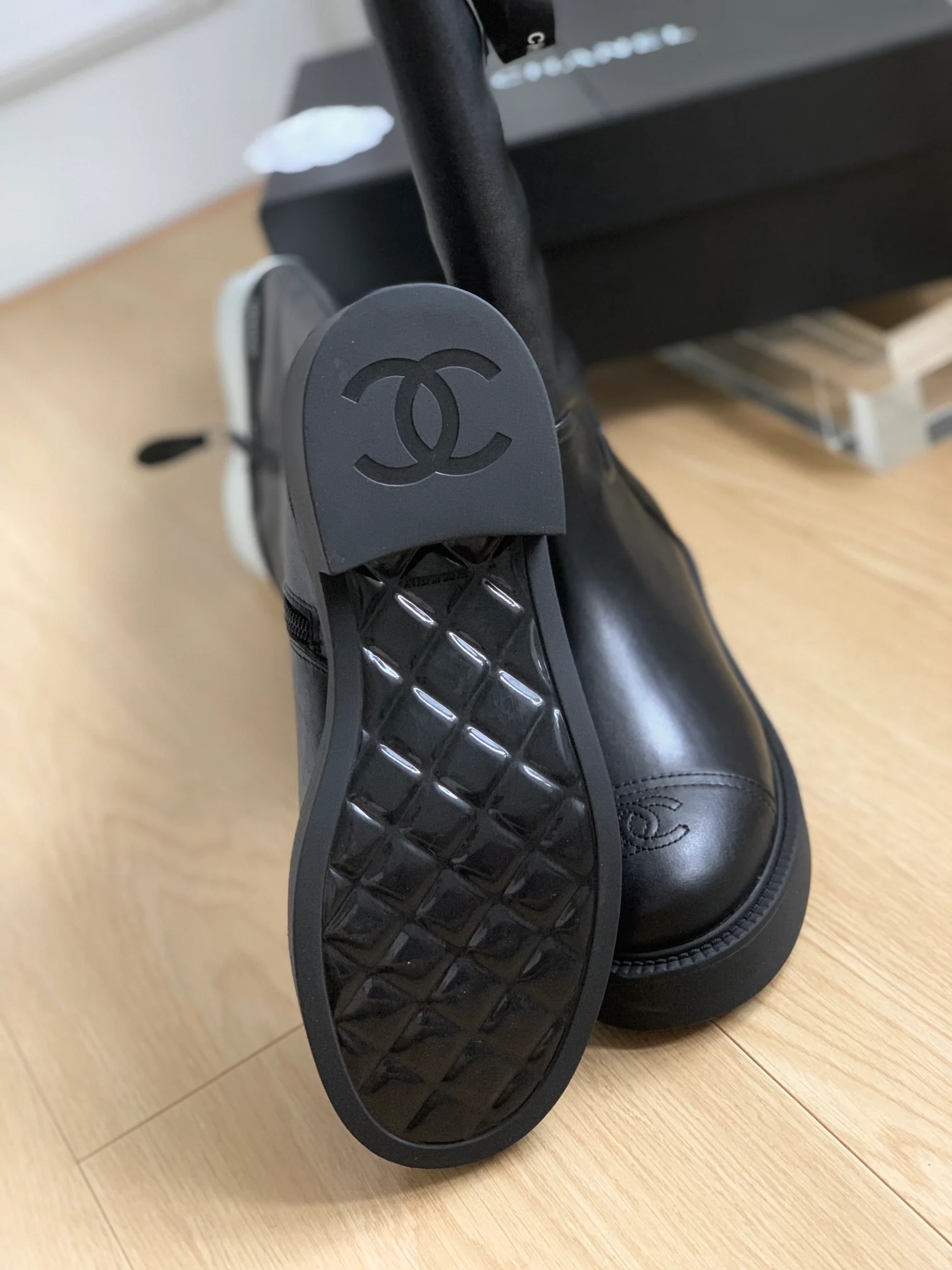 Новинка сезона осень/зима 2023 от Chanel - Коллекция сапог с лентами - Высокие сапоги - Черно-белая коллекция