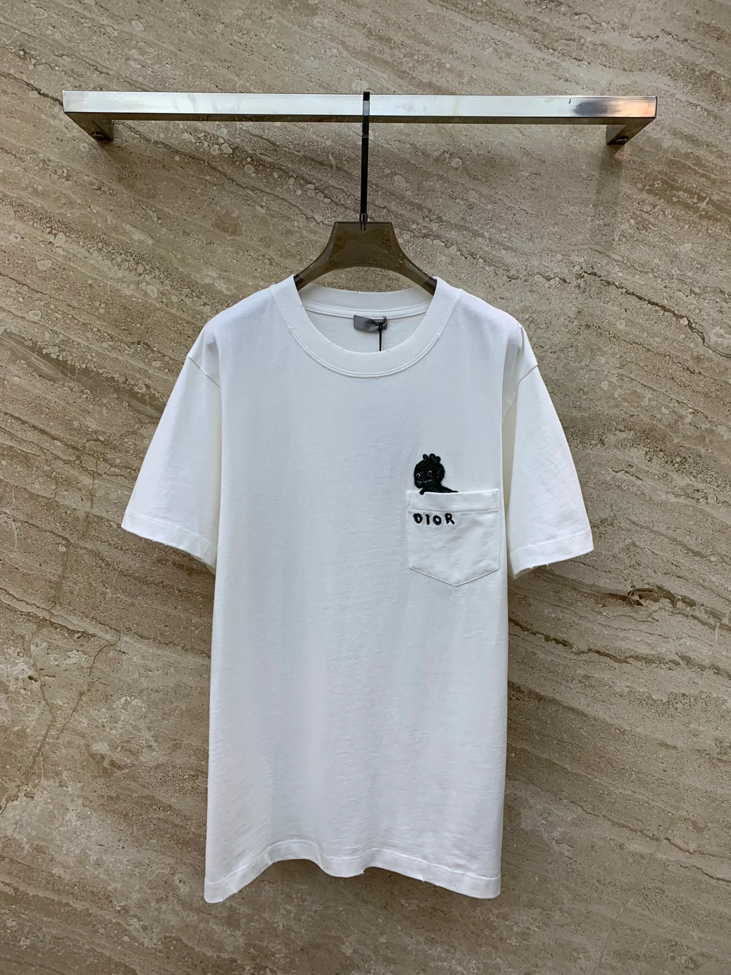 Футболка Dior 2403-24ss с вышитым динозавром на кармане - белая