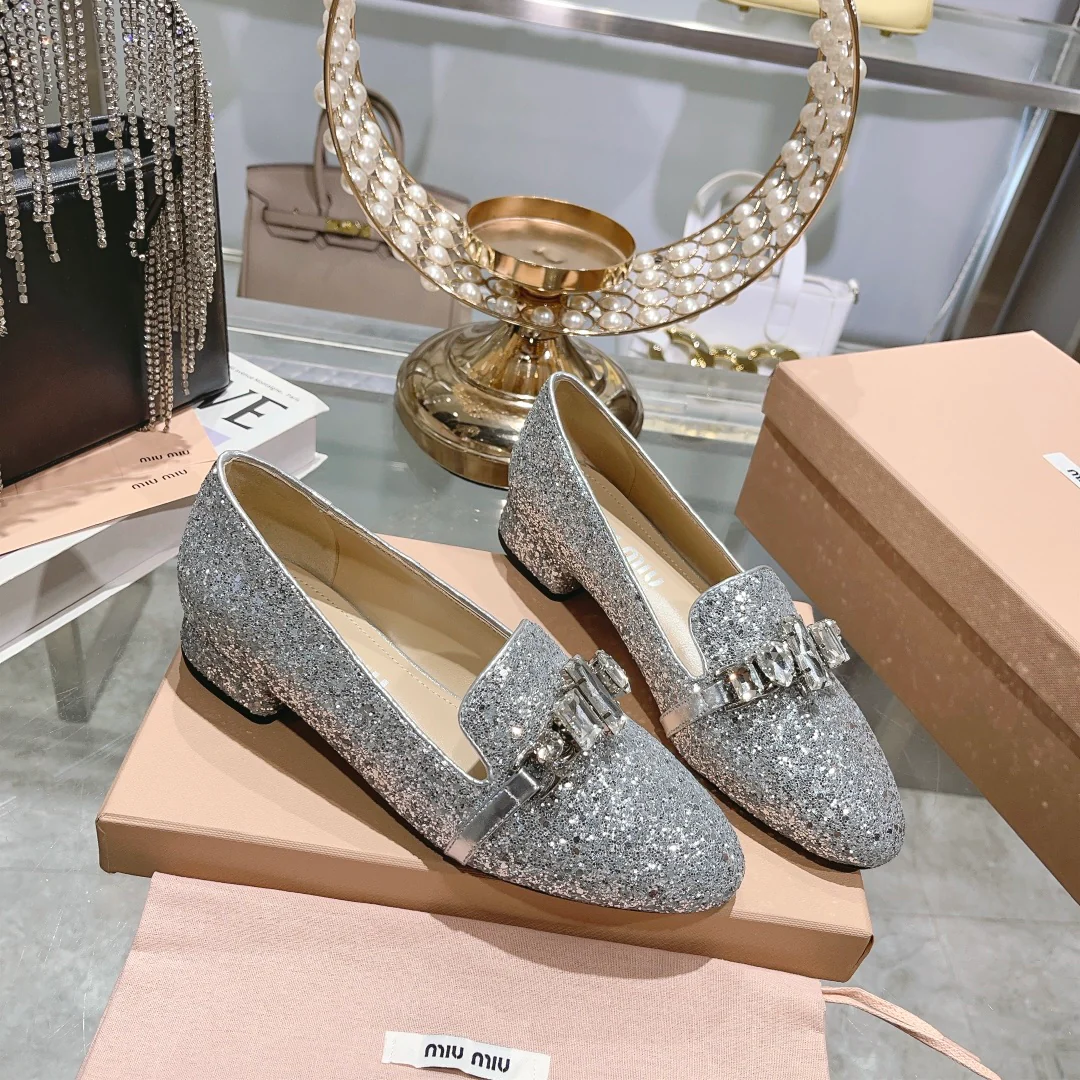 Новинка сезона осень/зима 2023 от Miu Miu - Туфли Мэри Джейн со стразами - Серебристые