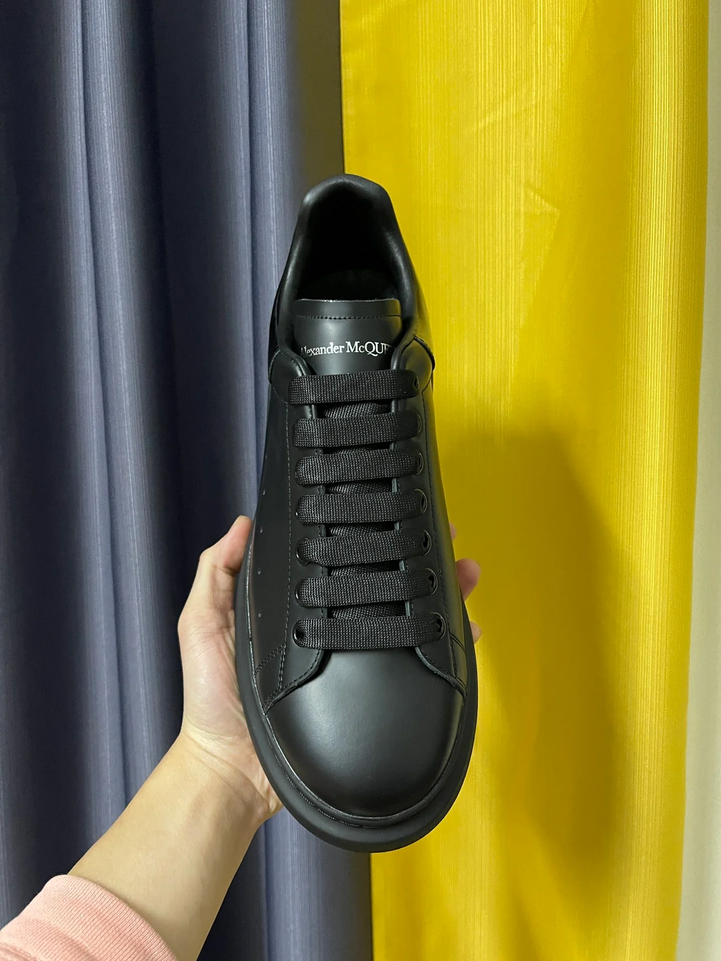 Классические белые кроссовки McQueen - унисекс - глянцево-черные - черная лакированная кожа на каблуке