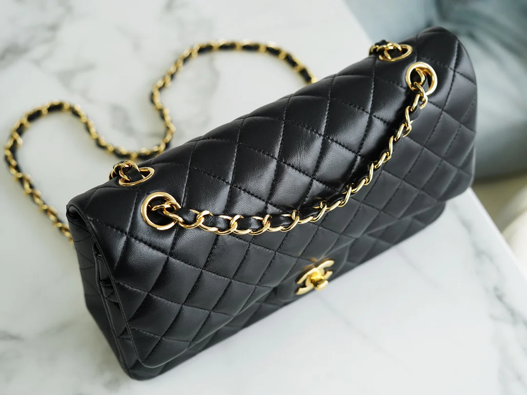 Сумка Chanel CF Medium - 25 см - из черной овечьей кожи с золотой пряжкой - CF25