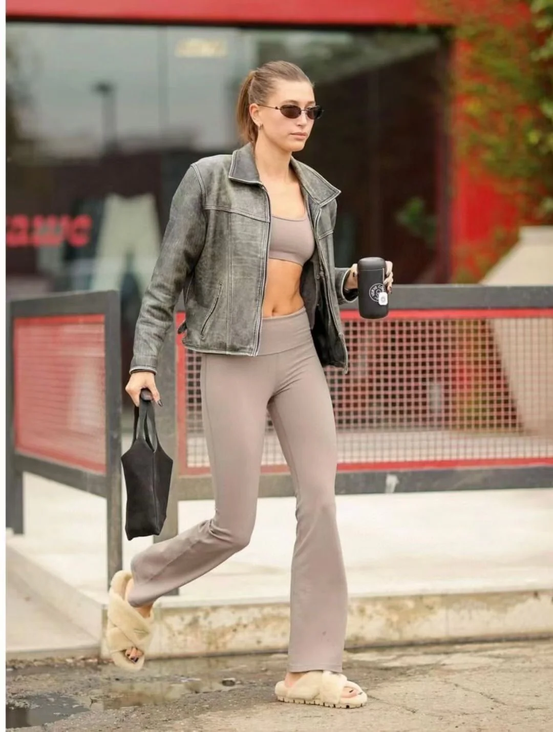 Новинка сезона осень/зима 2023 от Prada - Шерстяные тапочки - Логотип в виде перекрещенных треугольников - Абрикосовый цвет