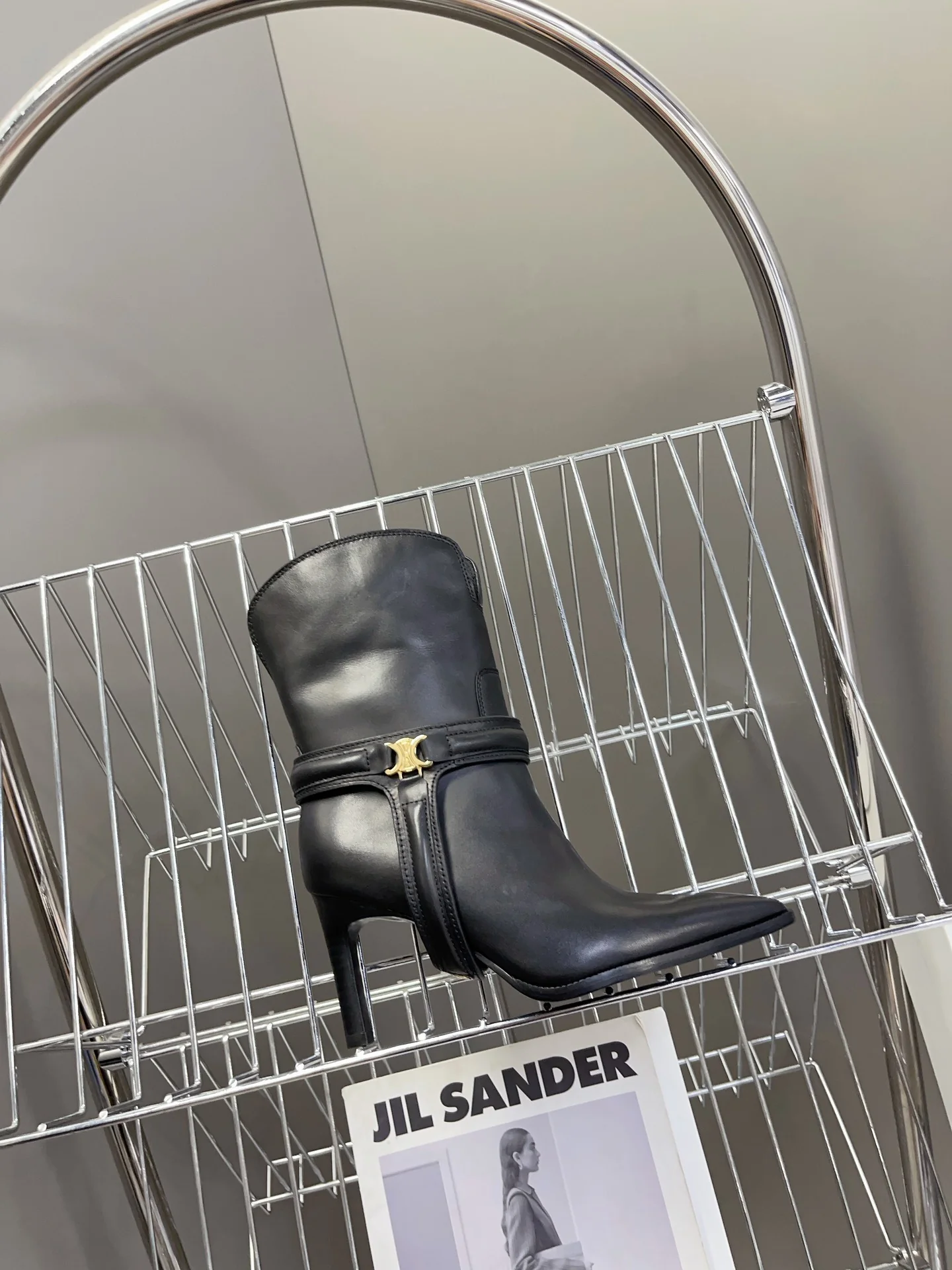 Новинка начала осени 2023 года от Celine: ботильоны на высоком каблуке с острым носком.