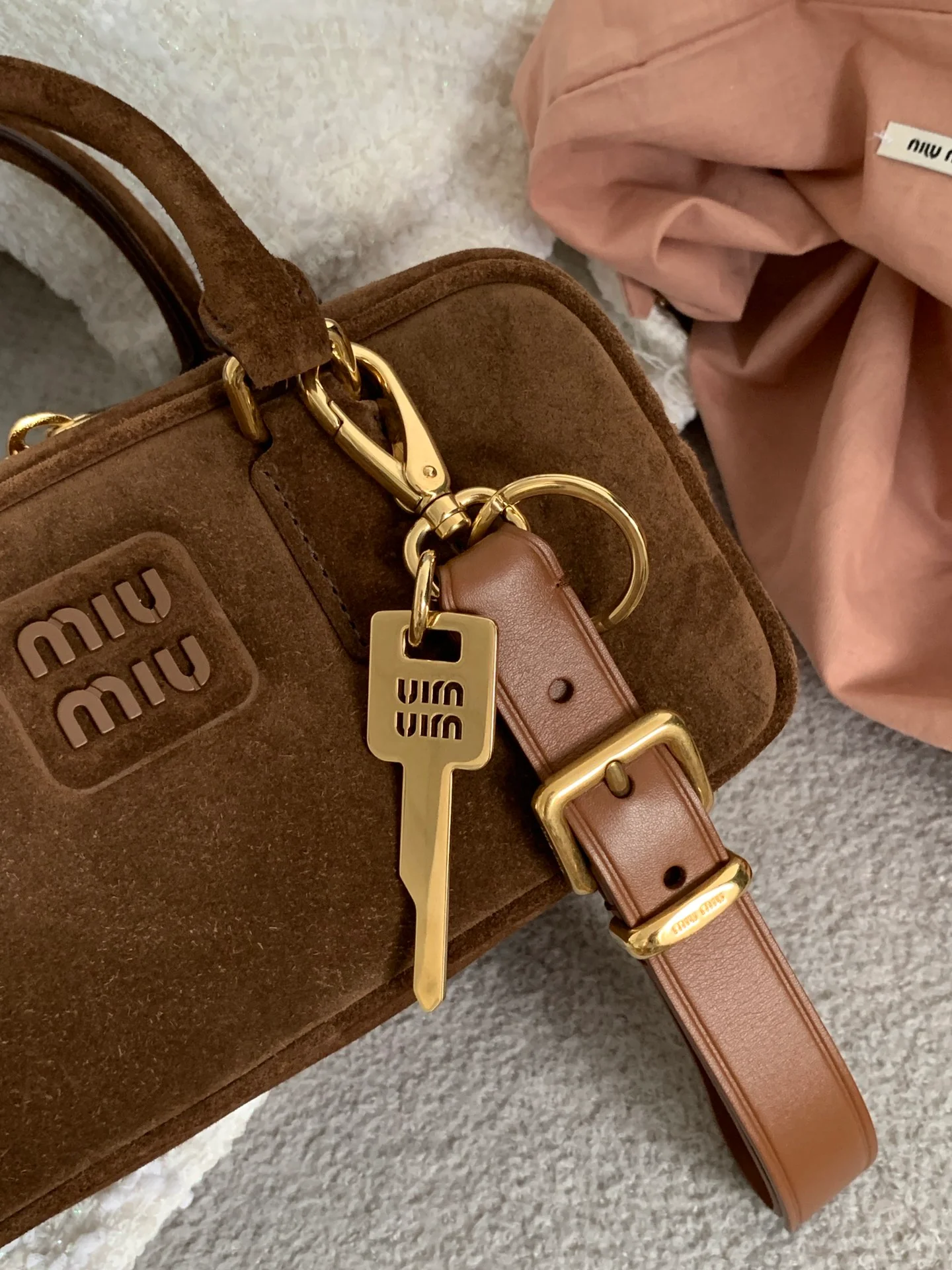 Сумка-боулинг Miu Miu из замши, маленькая, коричневая, излучает роскошь при ношении.