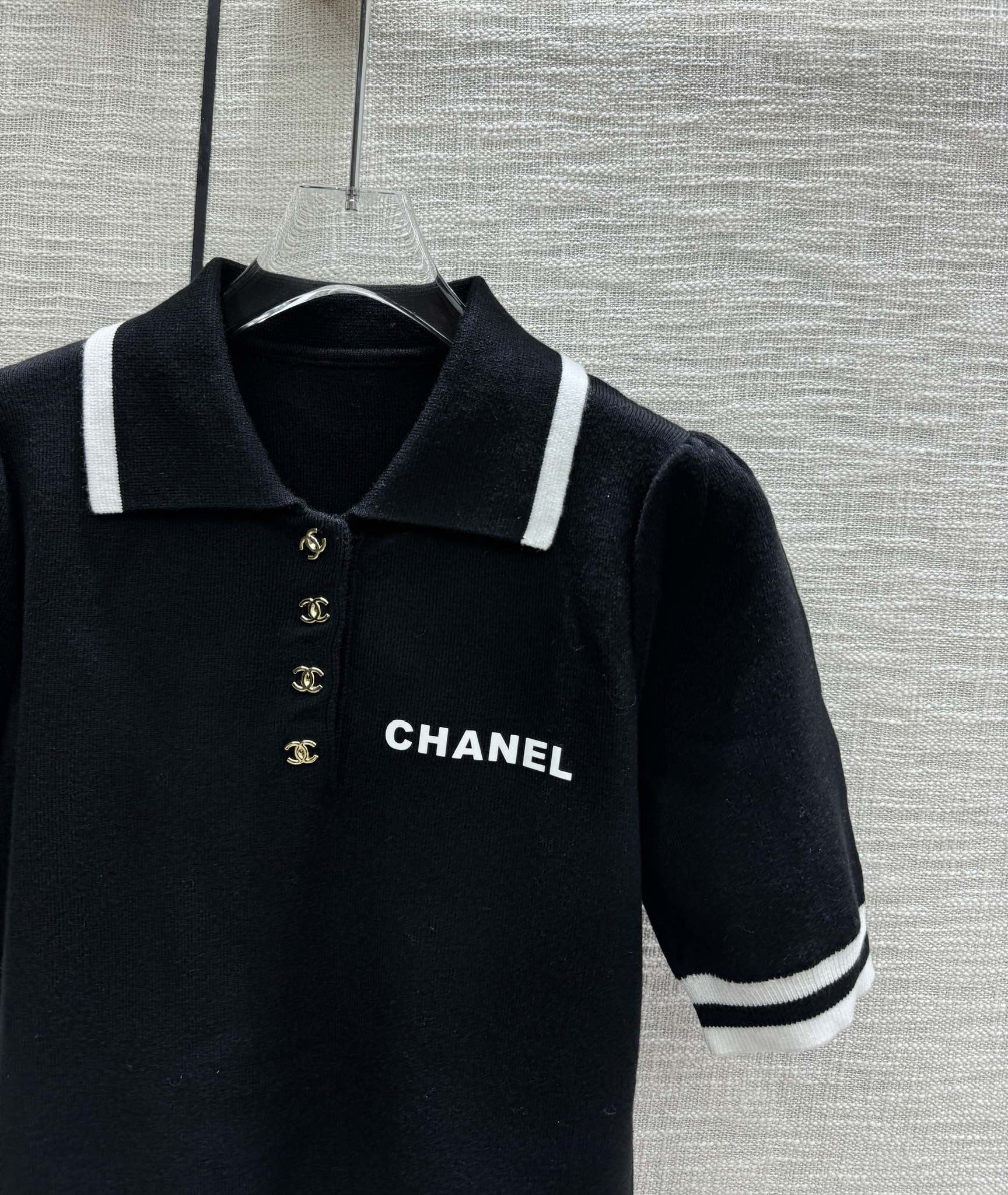 Вязаная футболка Chanel 2403 с коротким рукавом и воротником-поло - черная