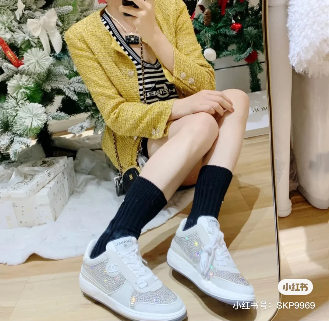 Весенняя коллекция Chanel 2023 — Повседневные кроссовки со стразами — Серые