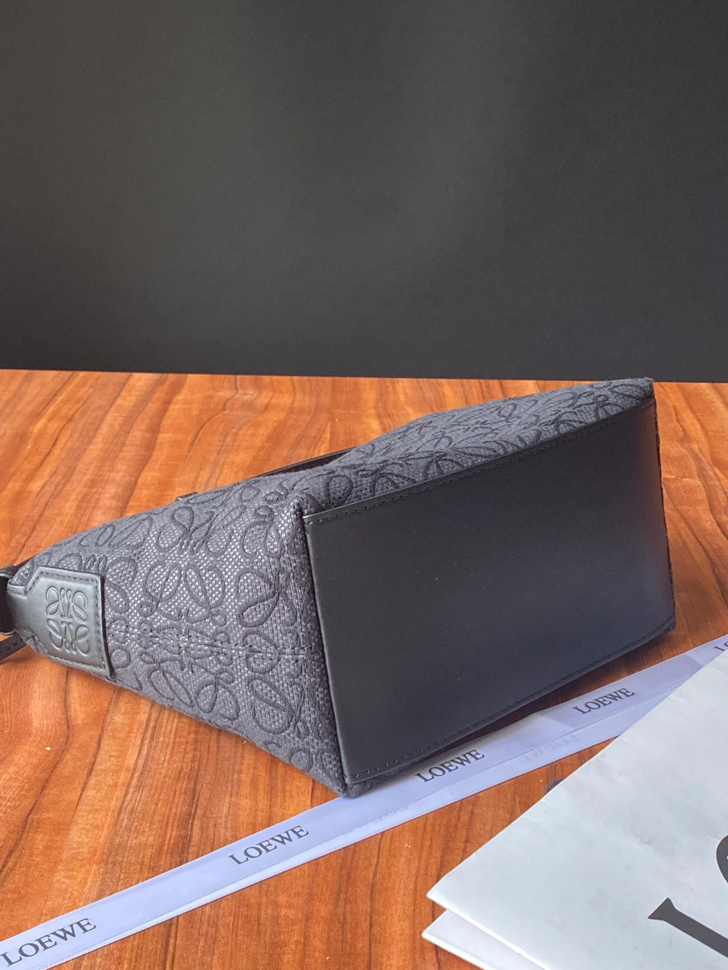 Ланч-бокс Loewe Cubi, маленький, из белой ткани с вышивкой.