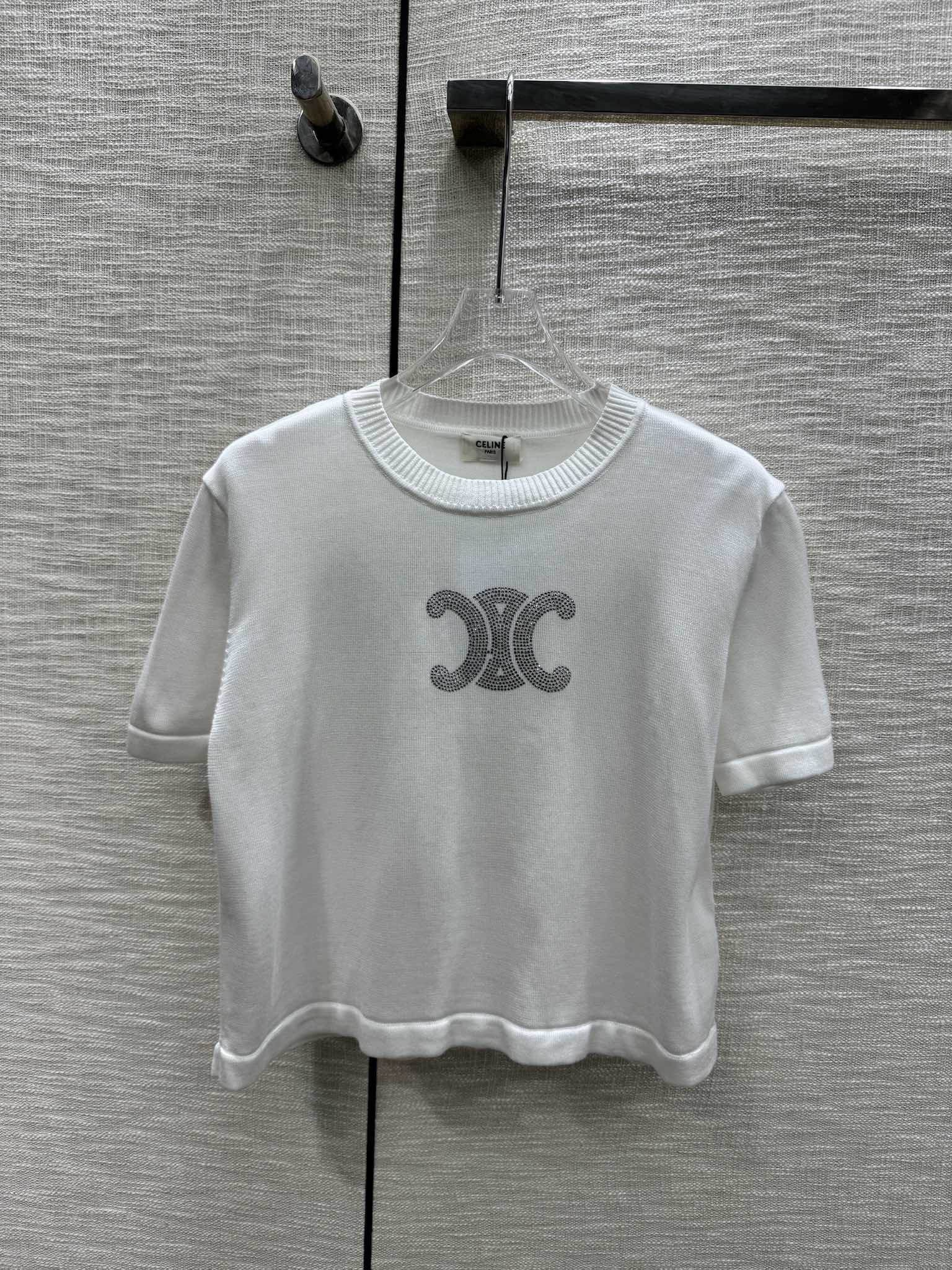 Celine - 2403 - Весна/Лето 2024, вязаный свитер с коротким рукавом и логотипом из страз - Белый