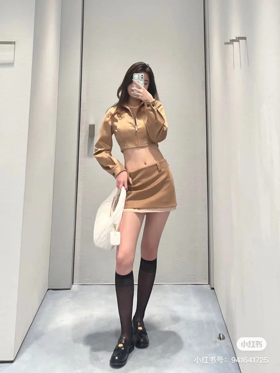 Лоферы Miu Miu Coin — фото в них.