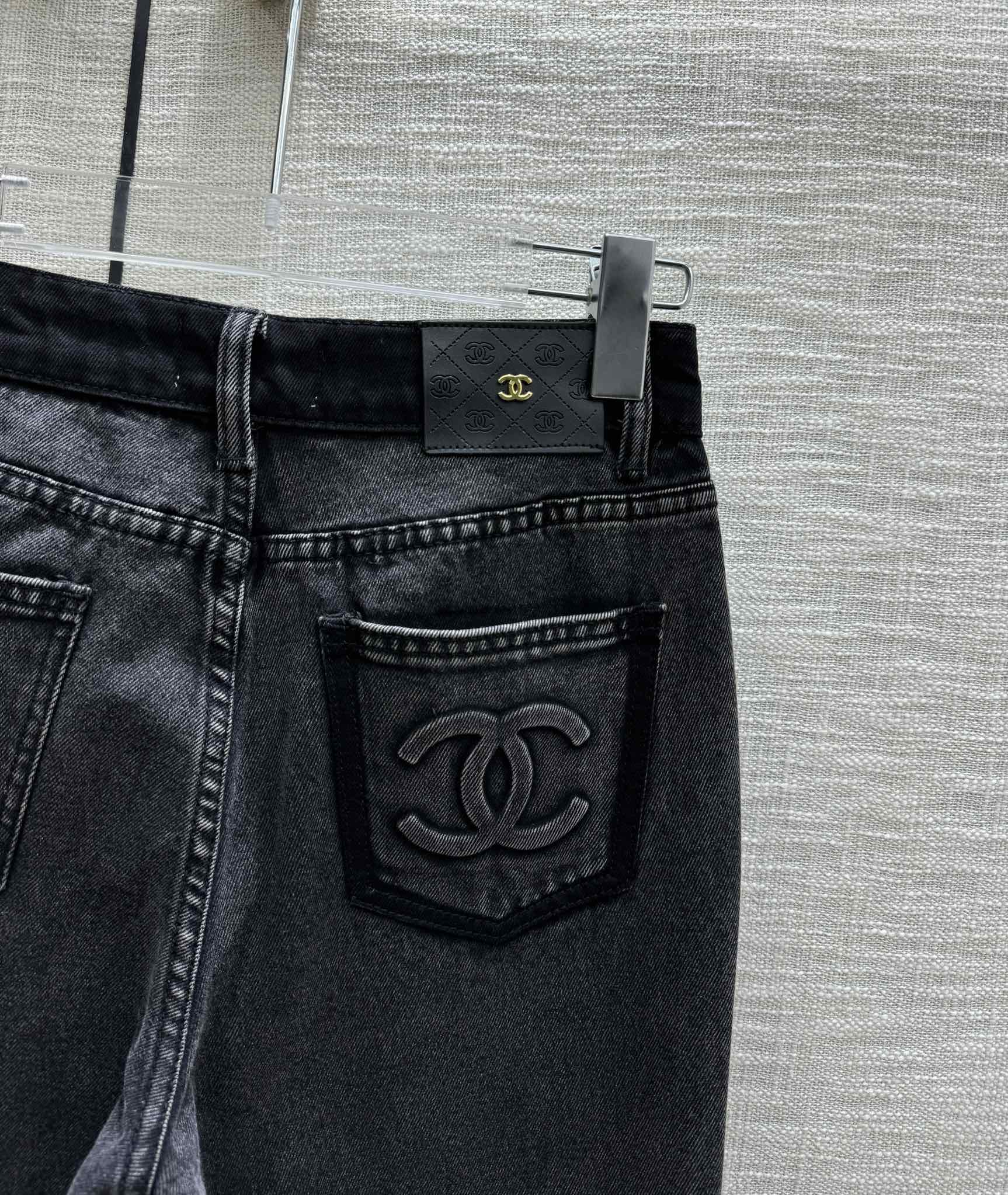 Chanel 2403 - слегка расклешенные джинсы