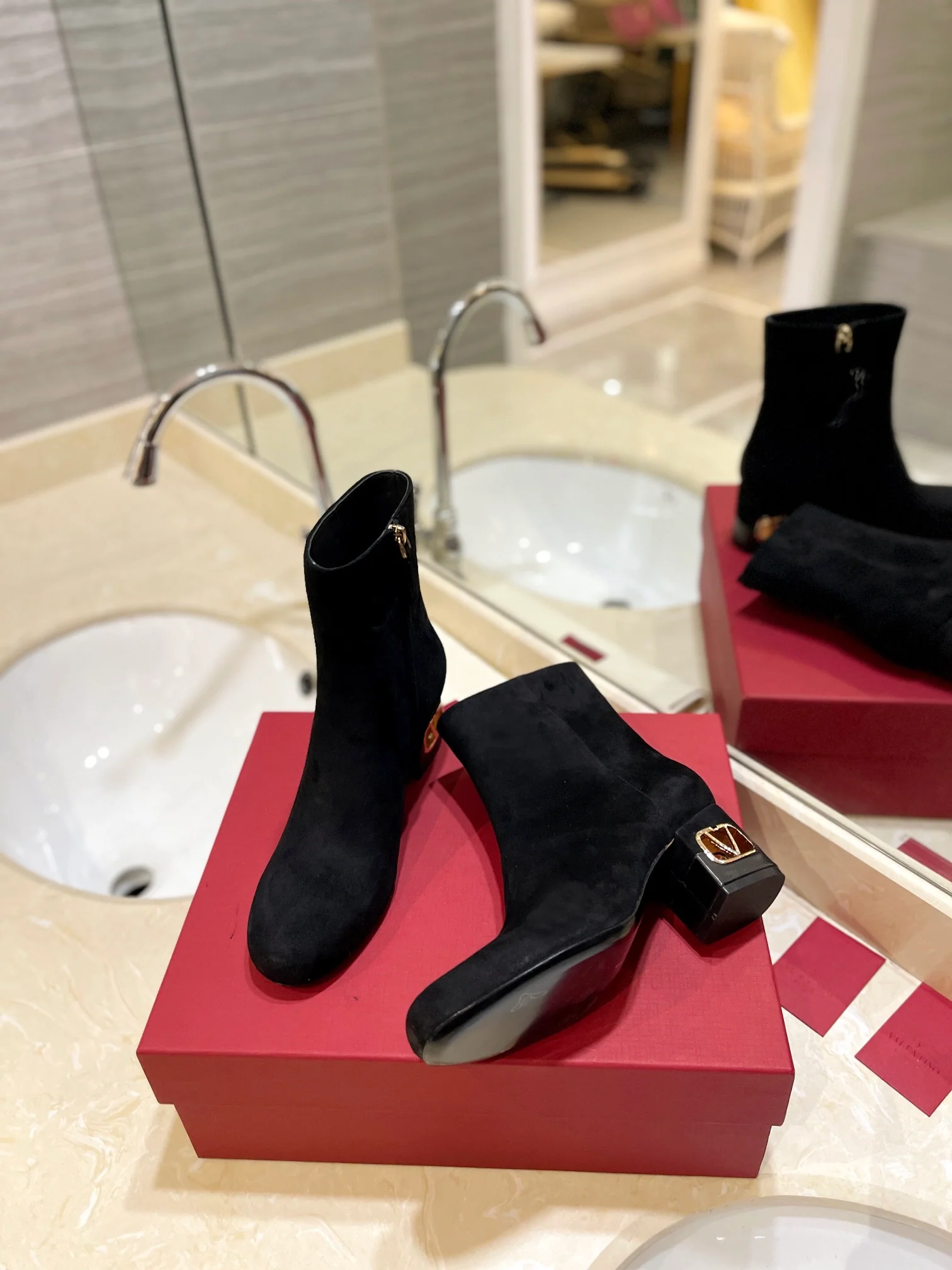 Новинка сезона осень/зима 2023 от Valentino - Ботильоны на массивном каблуке - Боковая молния - Черная замша