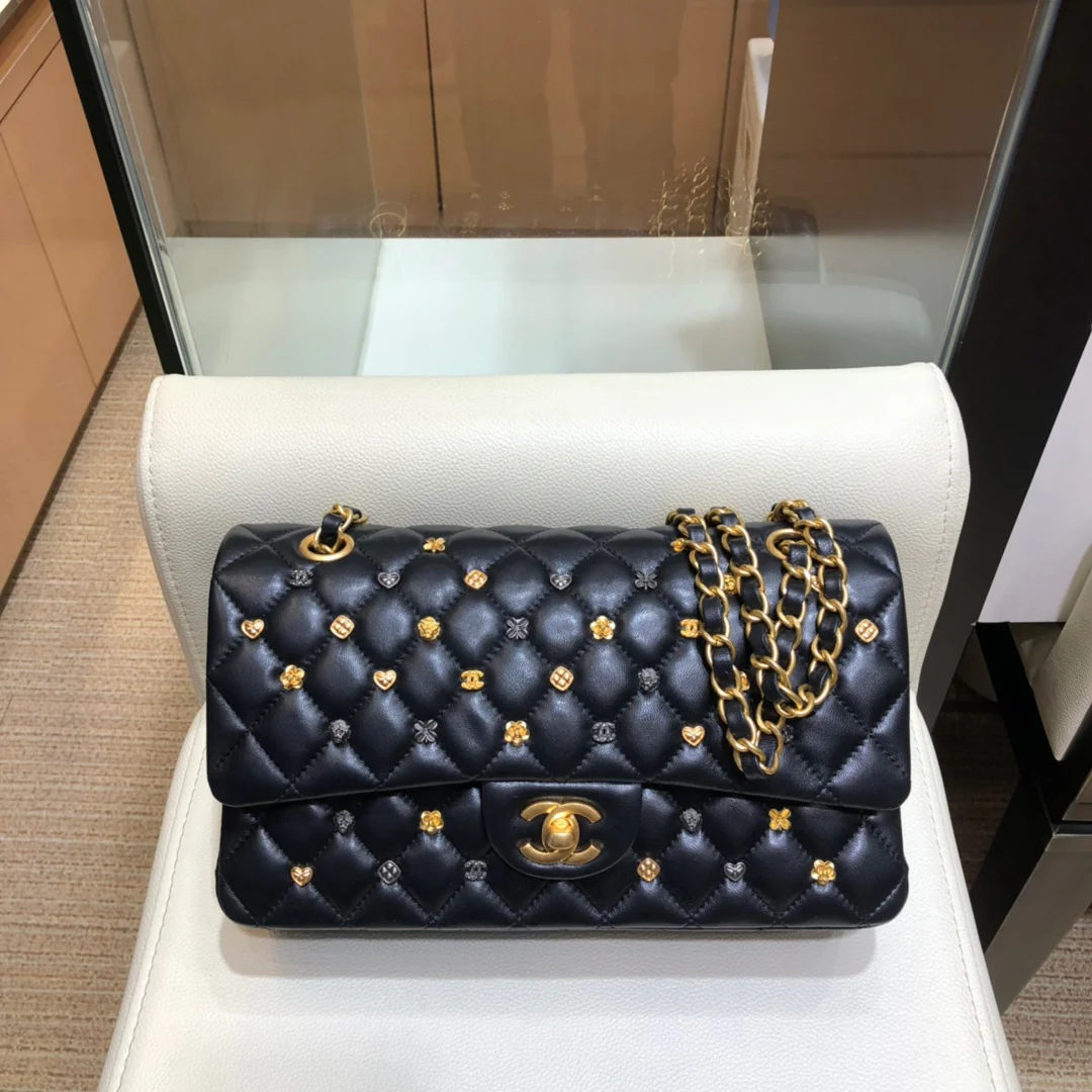 Классическая стеганая сумка Chanel - Новинка коллекции 2018 года - Сумка CF - Золотая цепочка - 25 см