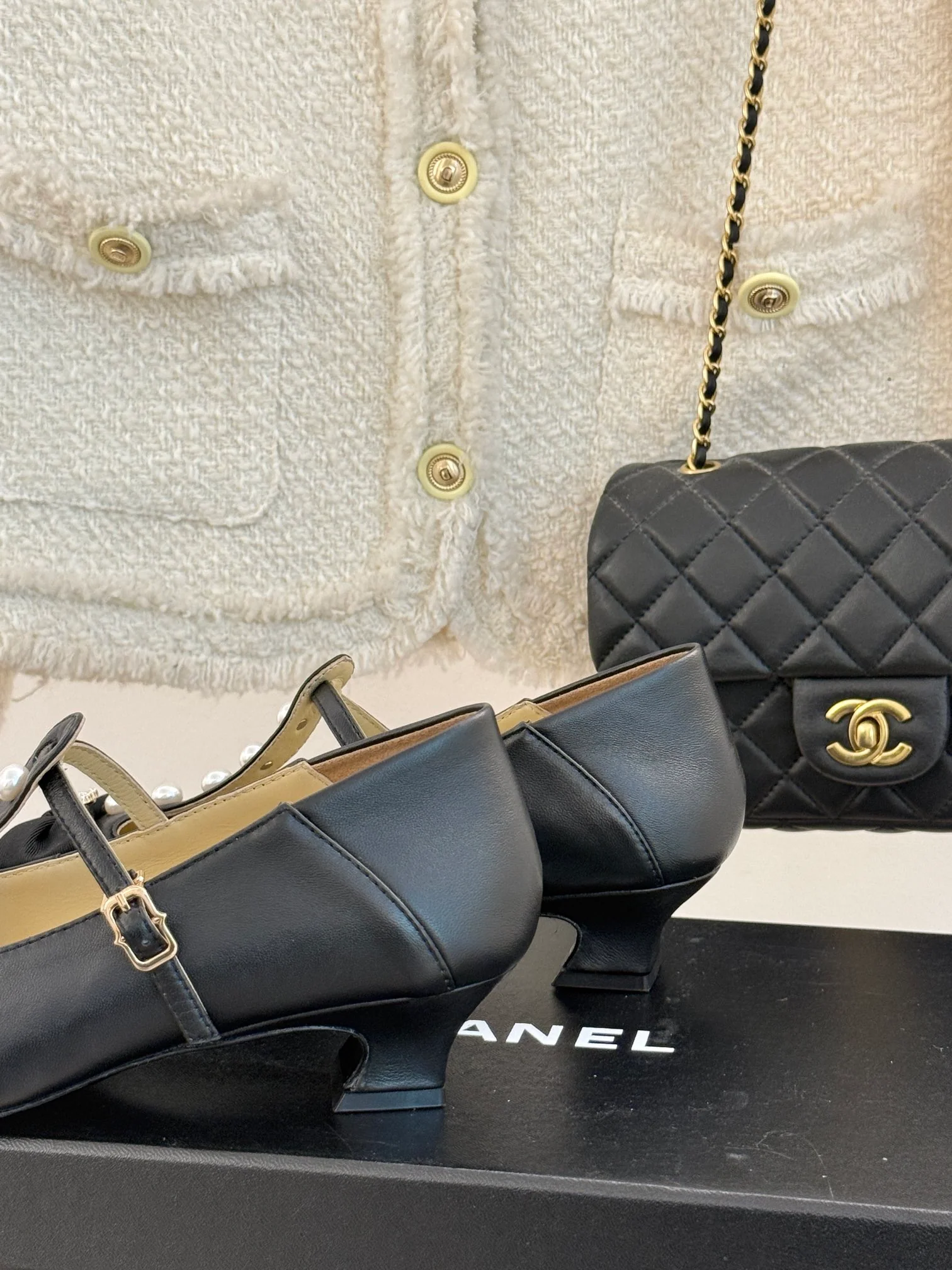 Туфли-мэри-джейн Chanel 2024 с жемчужным верхом - черные