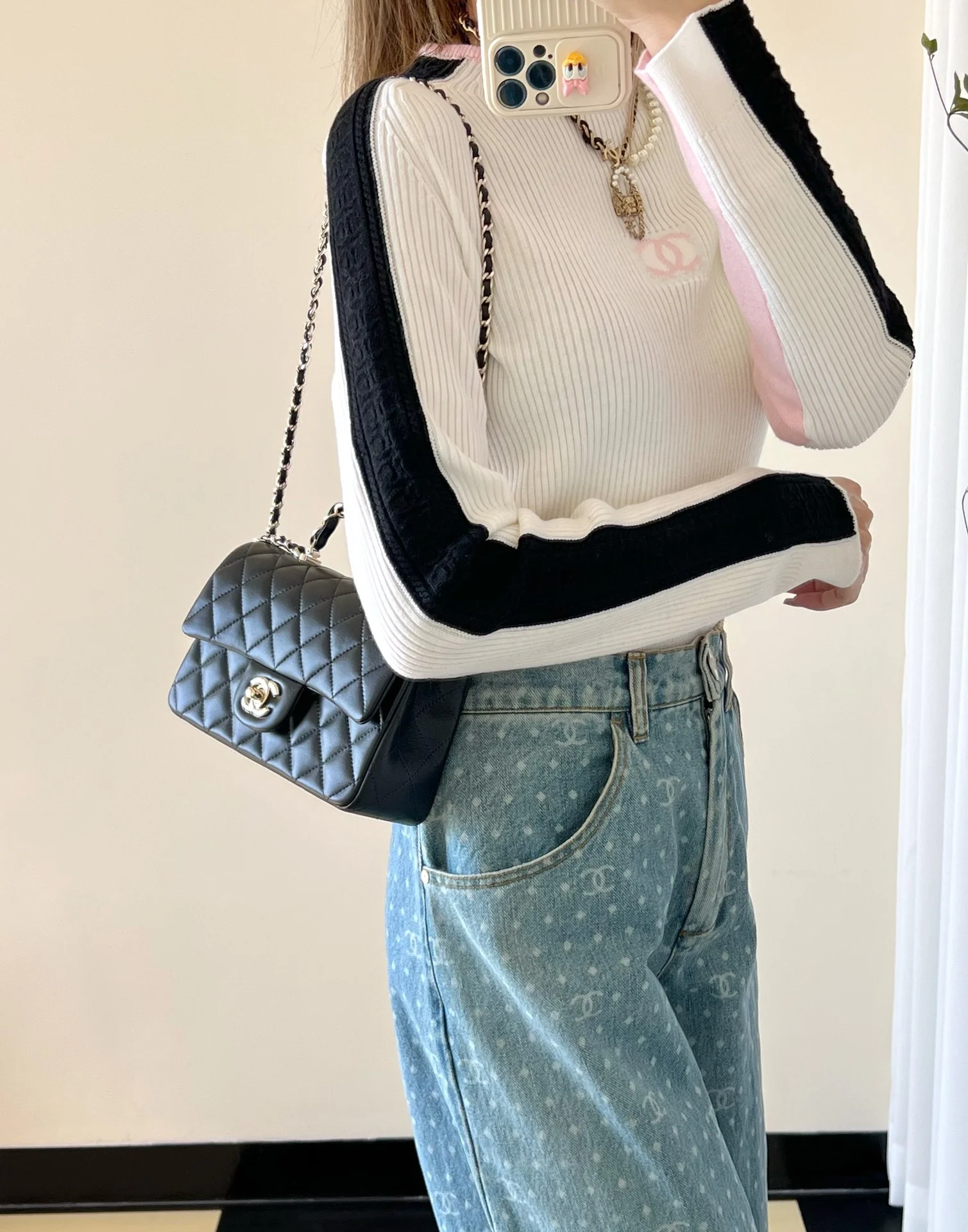 Chanel - Сумка с двойной С-образной ручкой и клапаном CF - Черная