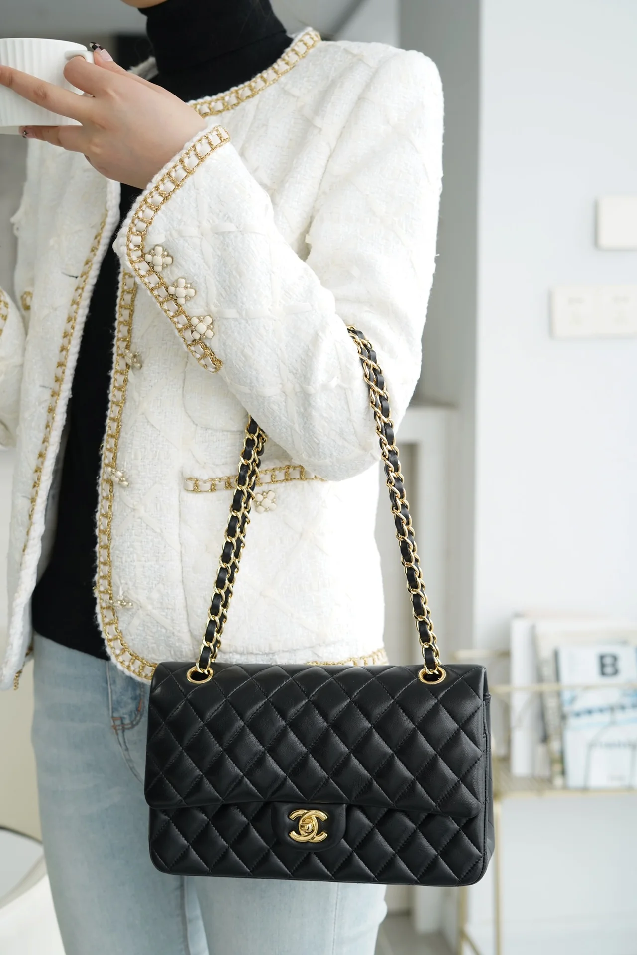 Сумка Chanel CF Medium - 25 см - из черной овечьей кожи с золотой пряжкой - CF25