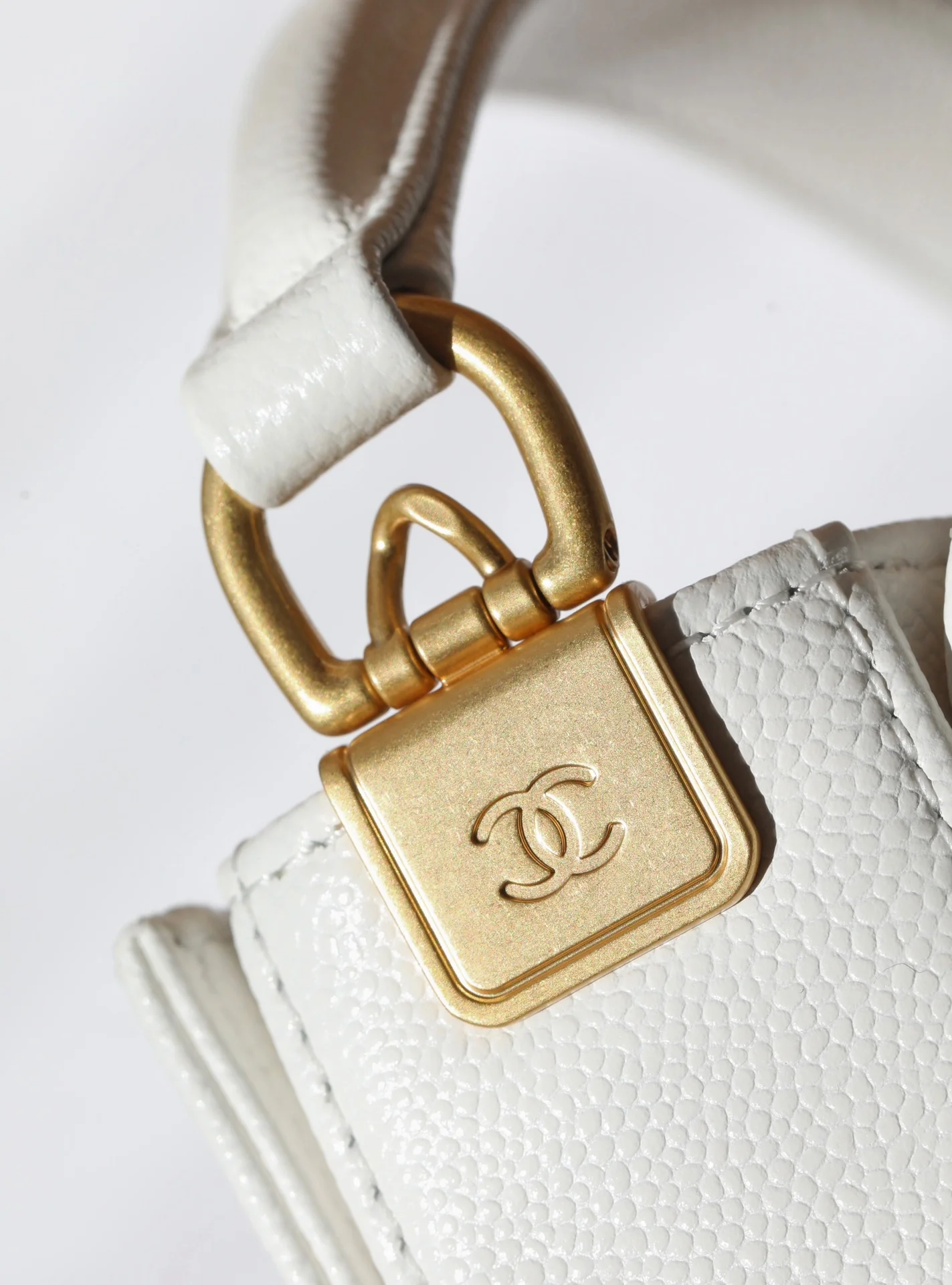 Мини-сумочка Chanel с ручкой и клапаном, белая.
