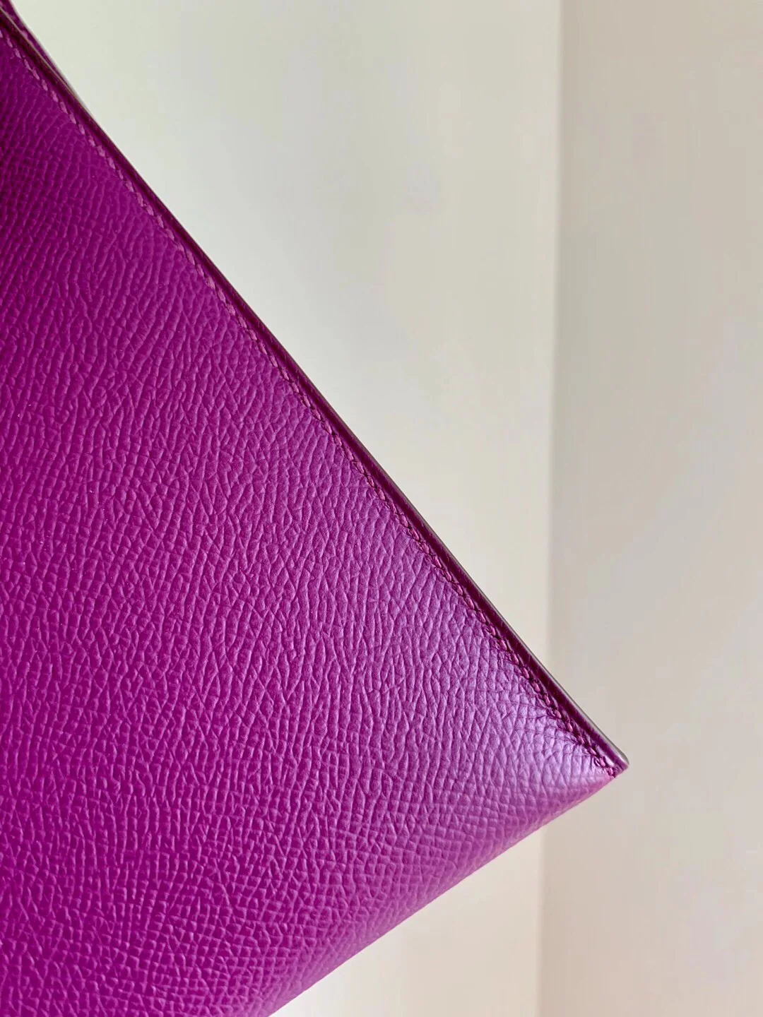 пряжка hermes-kelly-25-p9 анемона фиолетово-эпсом-золотая