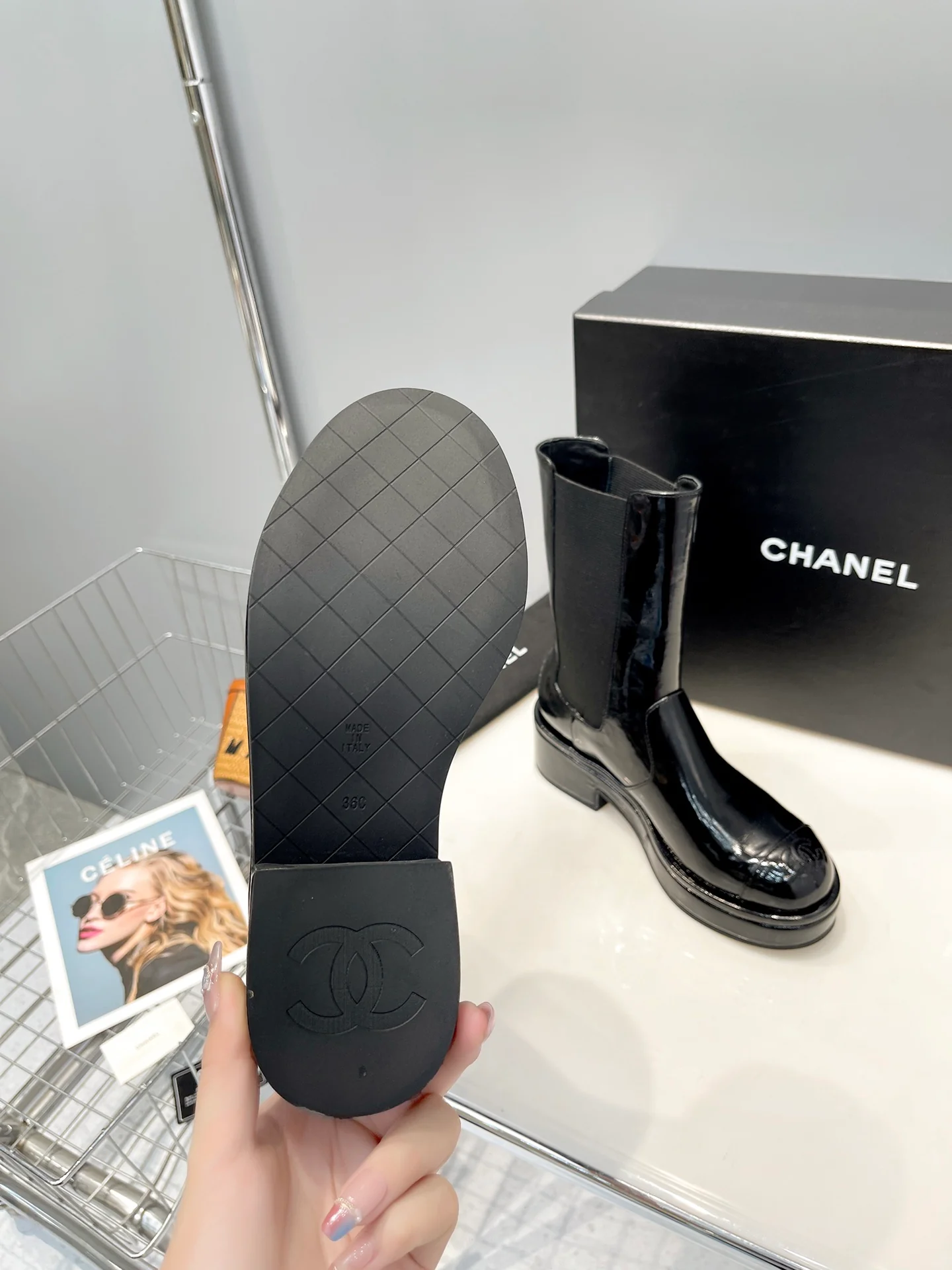 Коллекция Chanel осень/зима 2022: сапоги до середины икры премиум-класса - черные