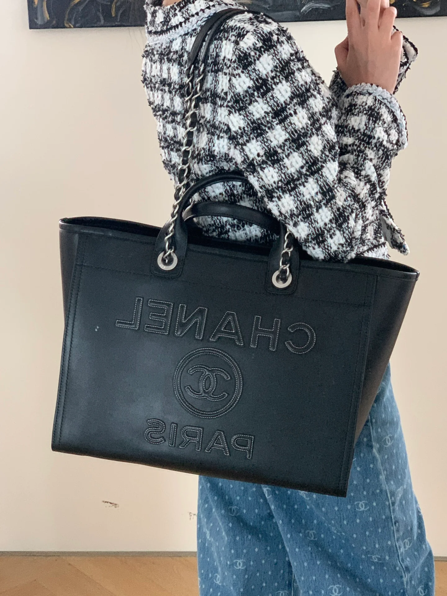 Пляжная сумка Chanel 24a из натуральной кожи, большая, черная.