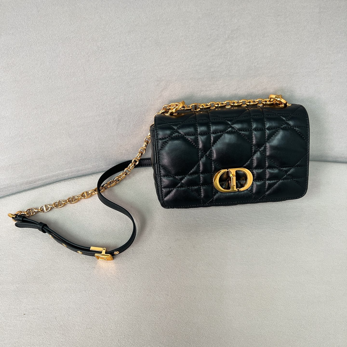 Сумка Dior Soft Caro на цепочке, маленькая, черная.