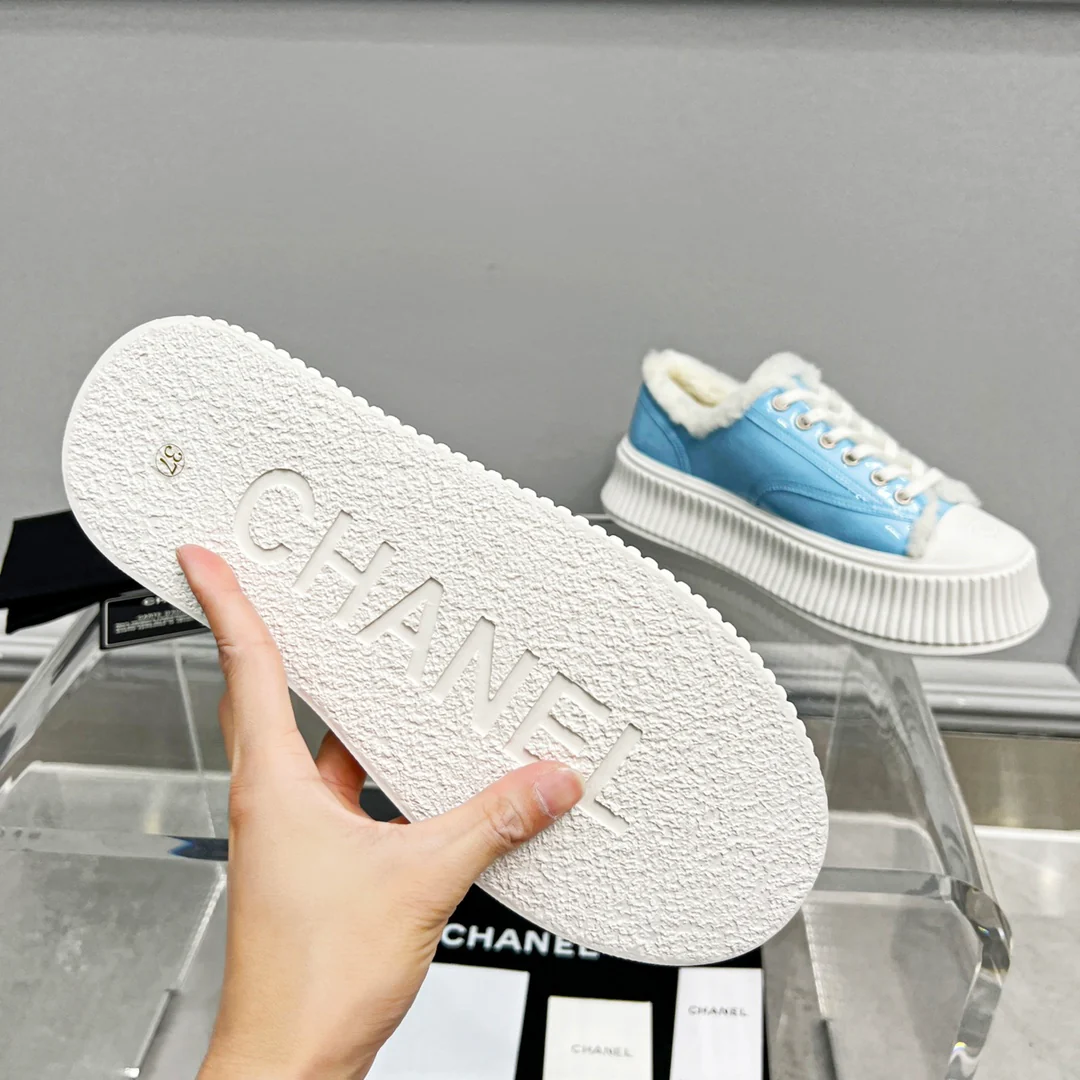 Весенняя коллекция Chanel 2022 — Повседневные туфли на платформе с меховой отделкой — Синие