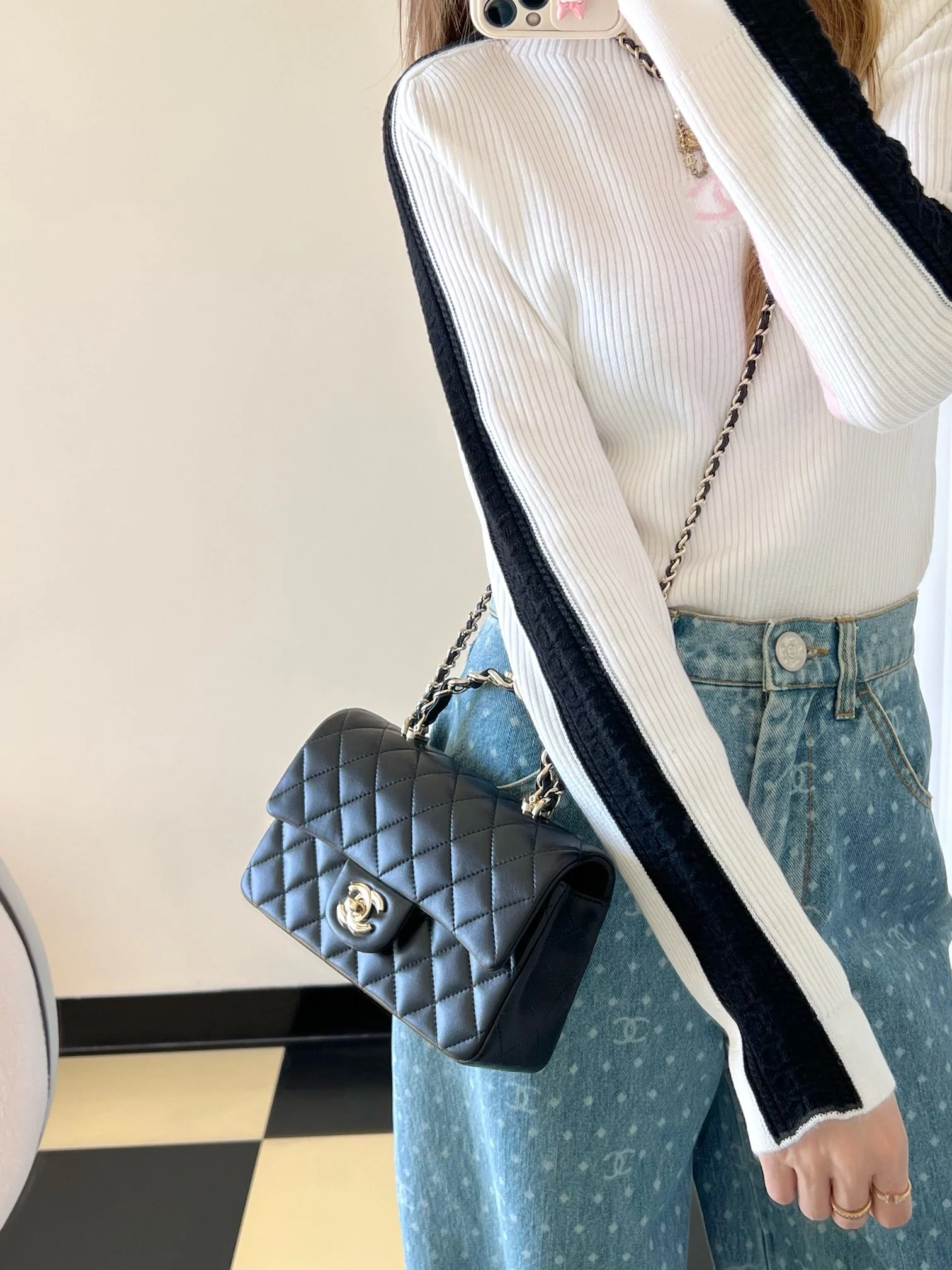 Chanel - Сумка с двойной С-образной ручкой и клапаном CF - Черная