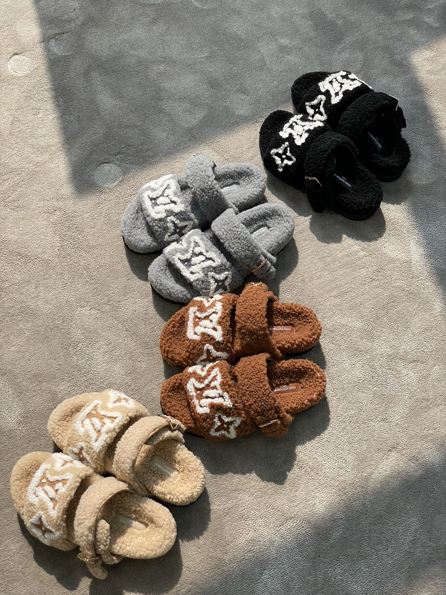 Новинка осенне-зимней коллекции LV 2022 — Тапочки из овечьей шерсти — Абрикосовый цвет