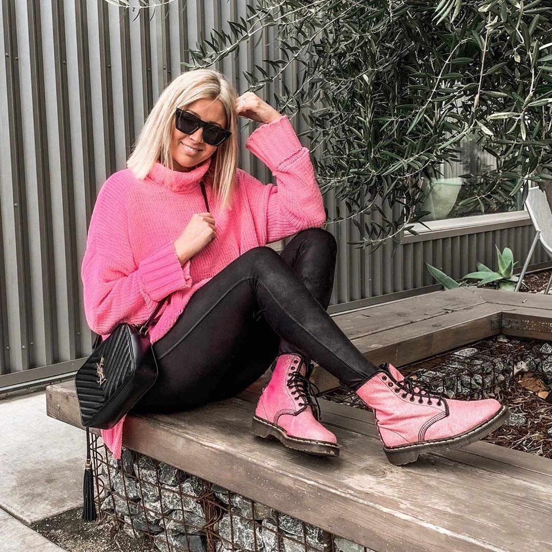 Фотосумка YSL Lou Bag — черная с золотой фурнитурой.