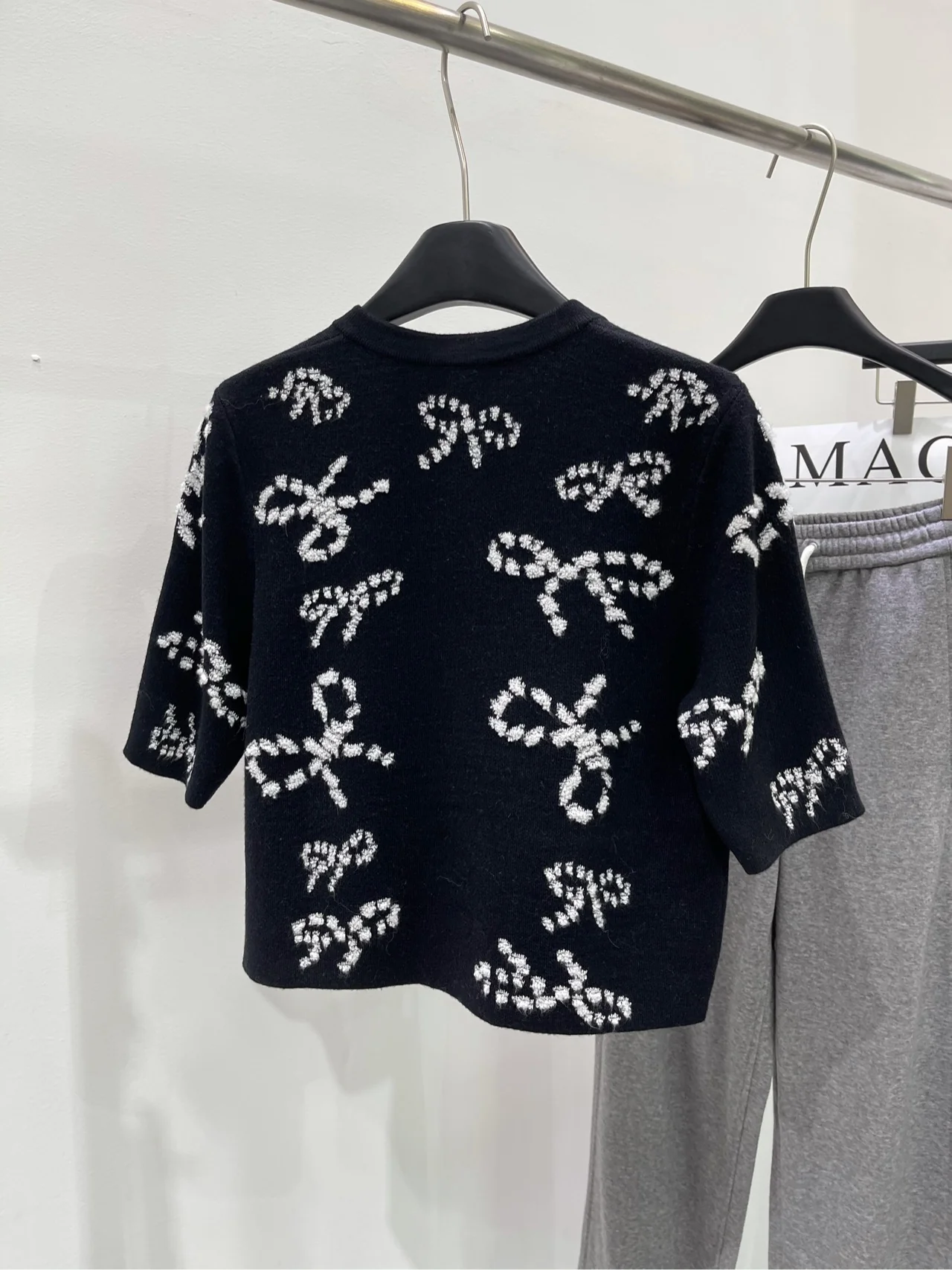 Chanel 2403 - Черный вязаный топ с короткими рукавами и бантом