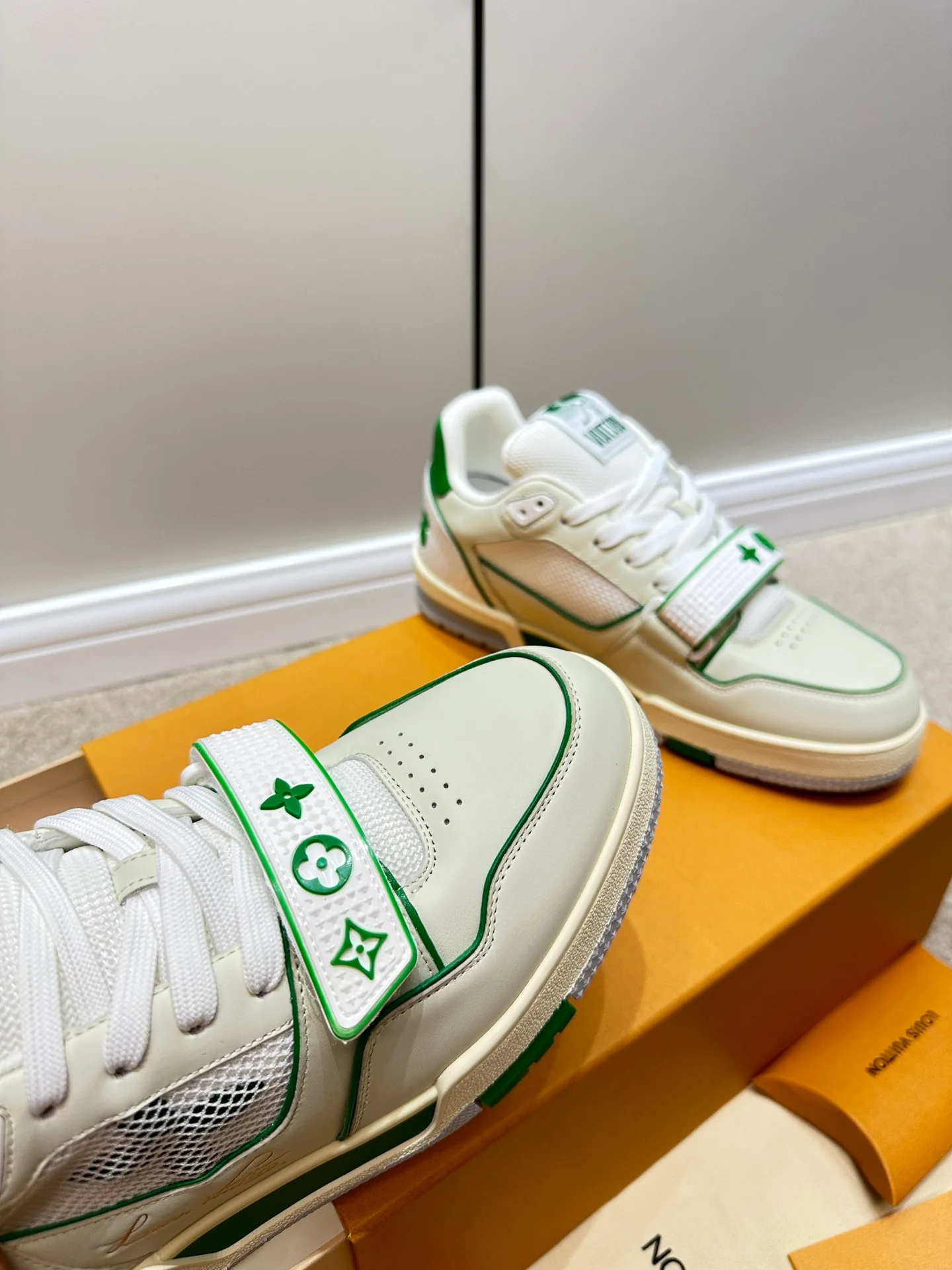 Кроссовки LV Trainer - белые и зеленые