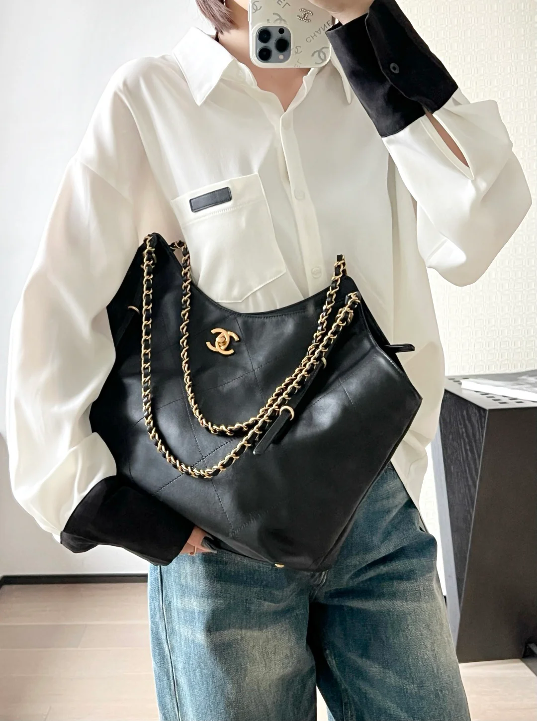 Маленькая черная сумка-тоут Chanel 25 с рукавами ?летучая мышь?.