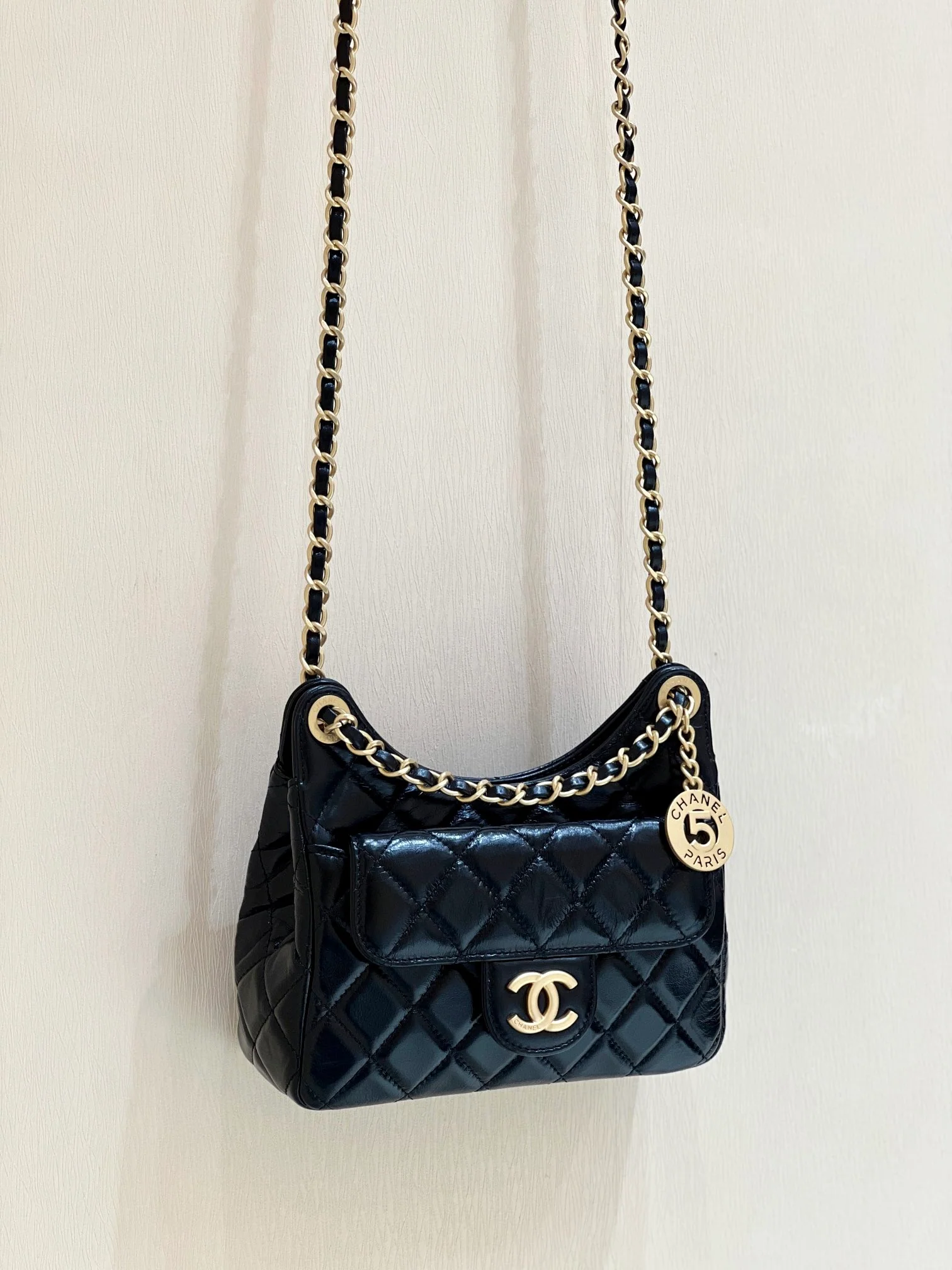 Сумка-хобо Chanel 23c из коллекции ?Ранняя весна? — черная кожа, обработанная маслом.