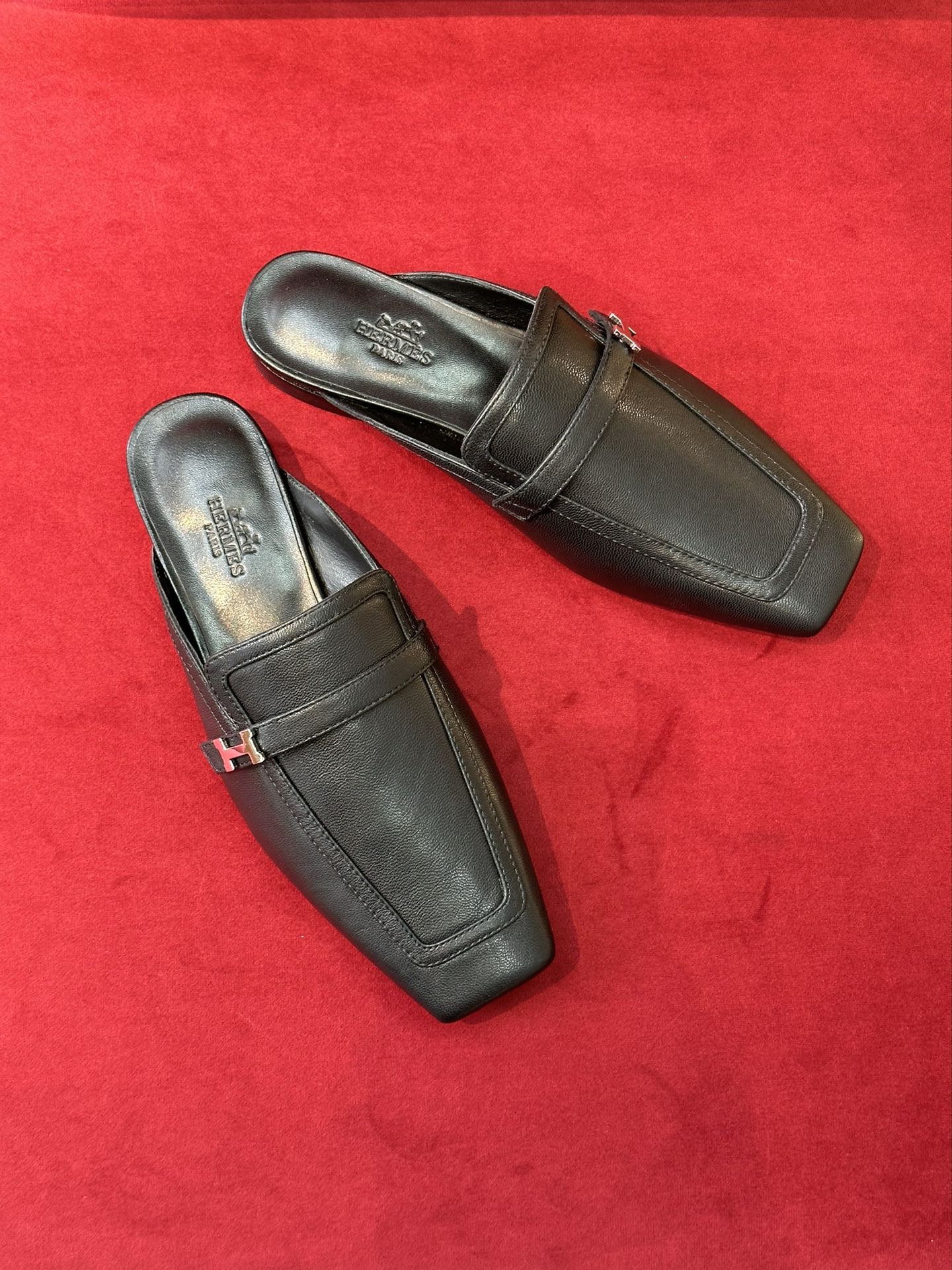 Новинка сезона весна/лето 2023 от Hermes - Кожаные тапочки с квадратным носком - Черные