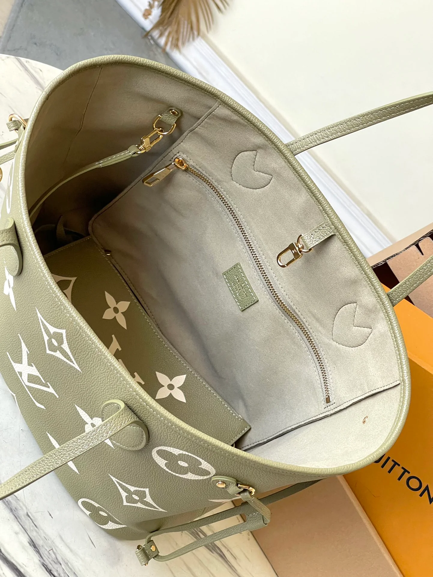 m46649-LV-neverfull-handbag-avocado green