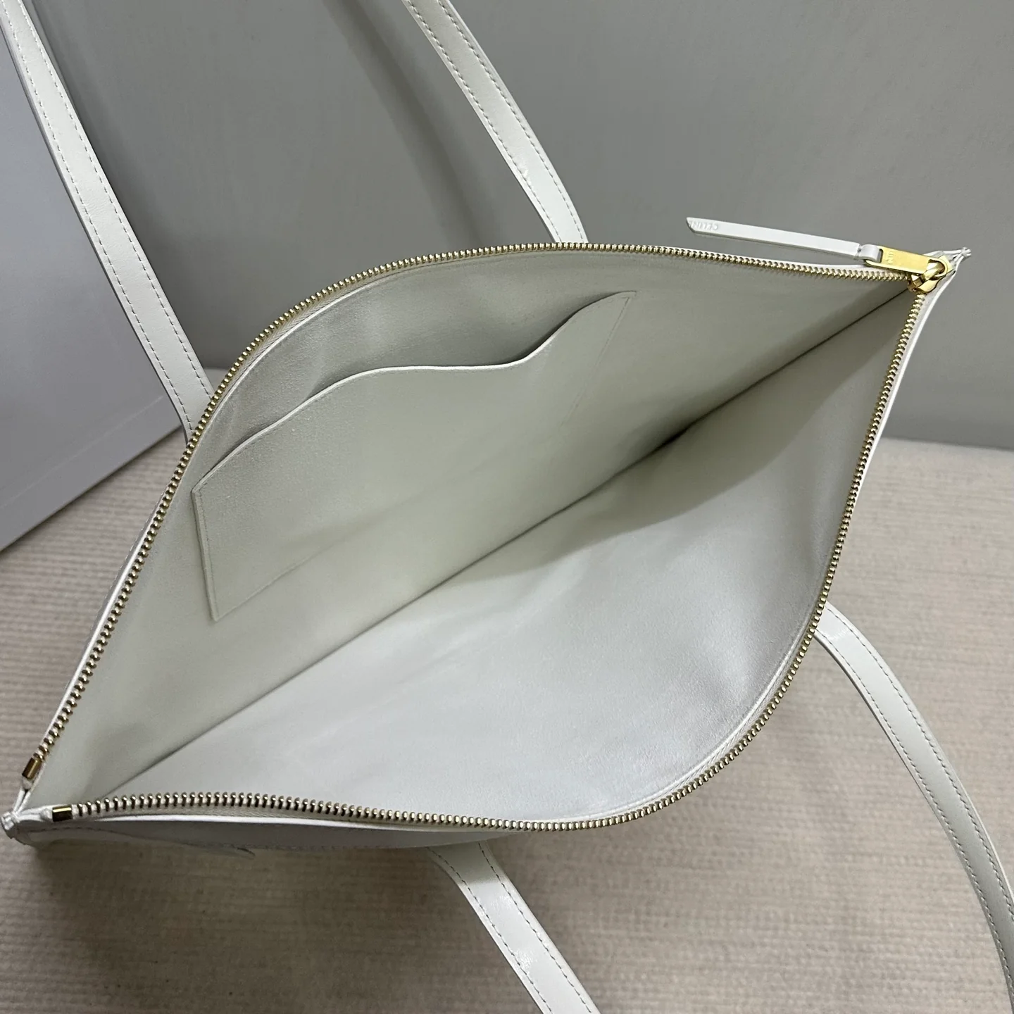 Новинка сезона весна/лето 2026 от Celine - Сумка с изображением смайлика - Белая