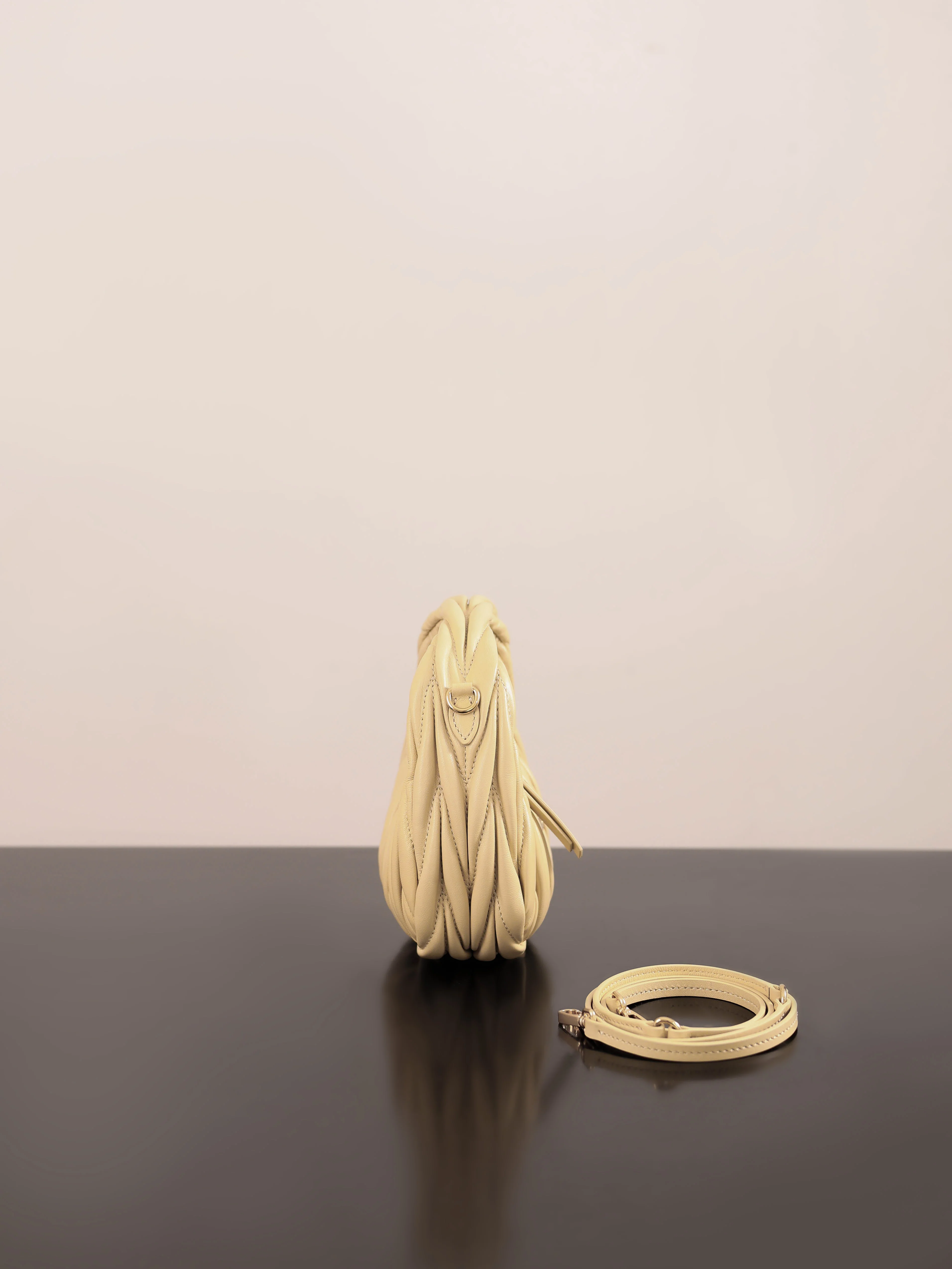 Миниатюрная сумочка Miu Miu-5bm850-??????-??????- из овечьей кожи, желтая.