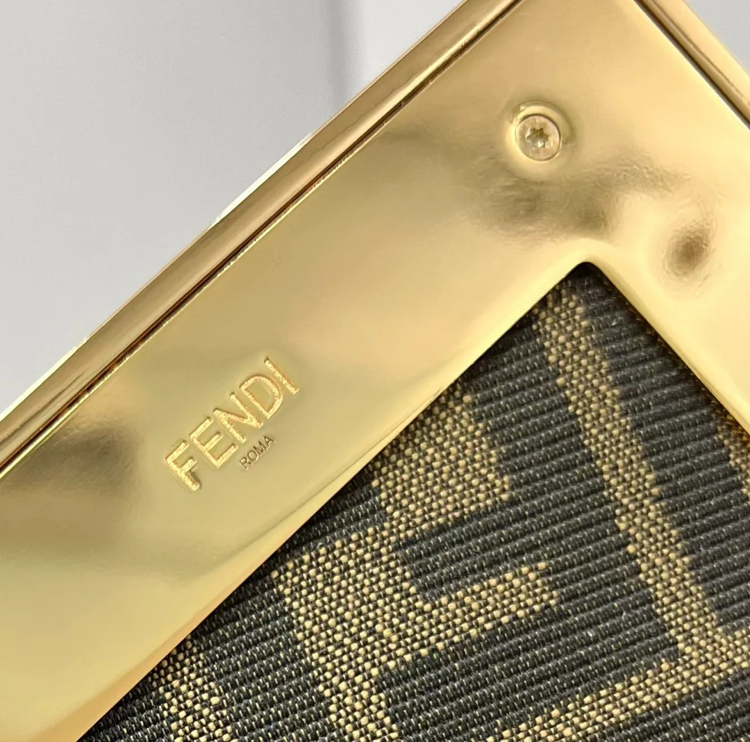 Средняя красная кожаная сумка Fendi First