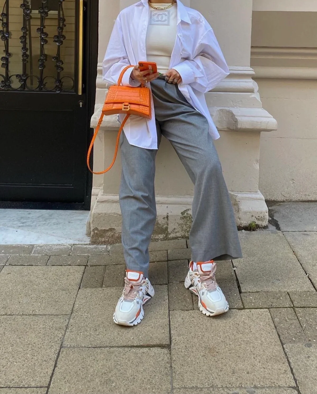 Сумка Balenciaga Hourglass — оранжевая с тиснением под крокодиловую кожу и золотой пряжкой.