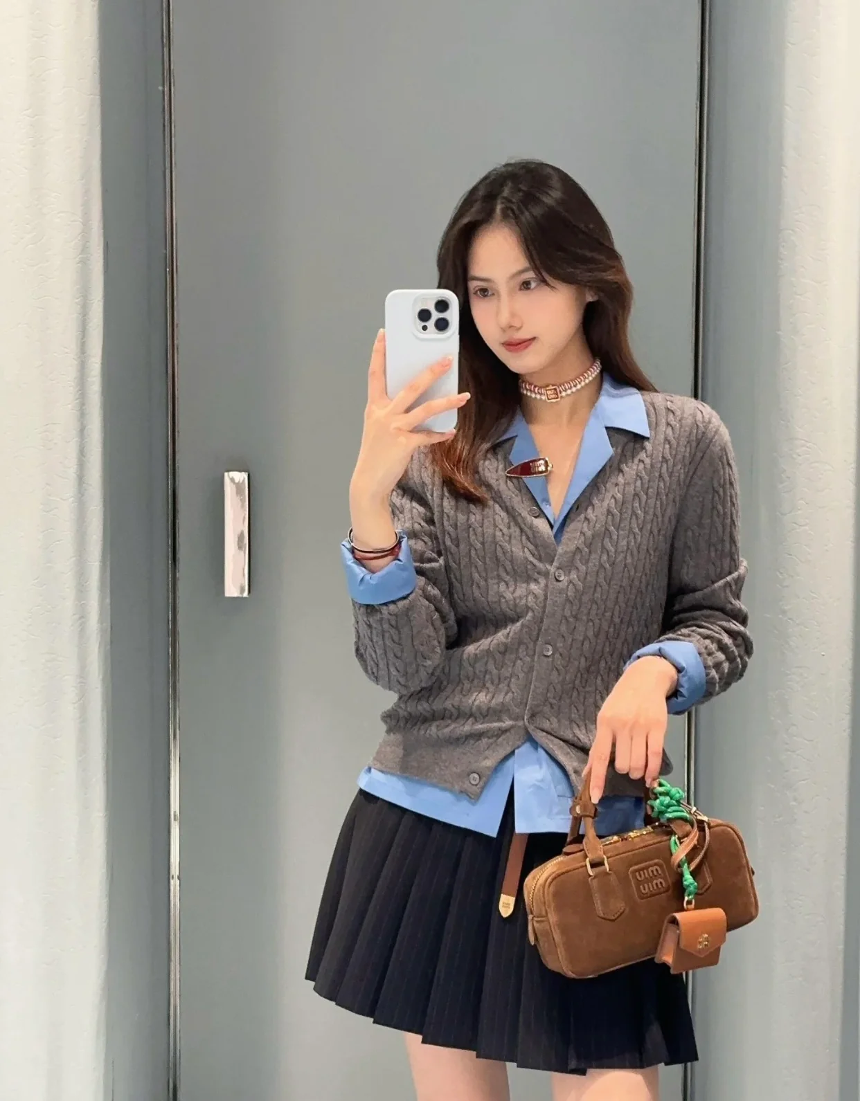 Сумка-боулинг Miu Miu из замши, маленькая, коричневая, излучает роскошь при ношении.