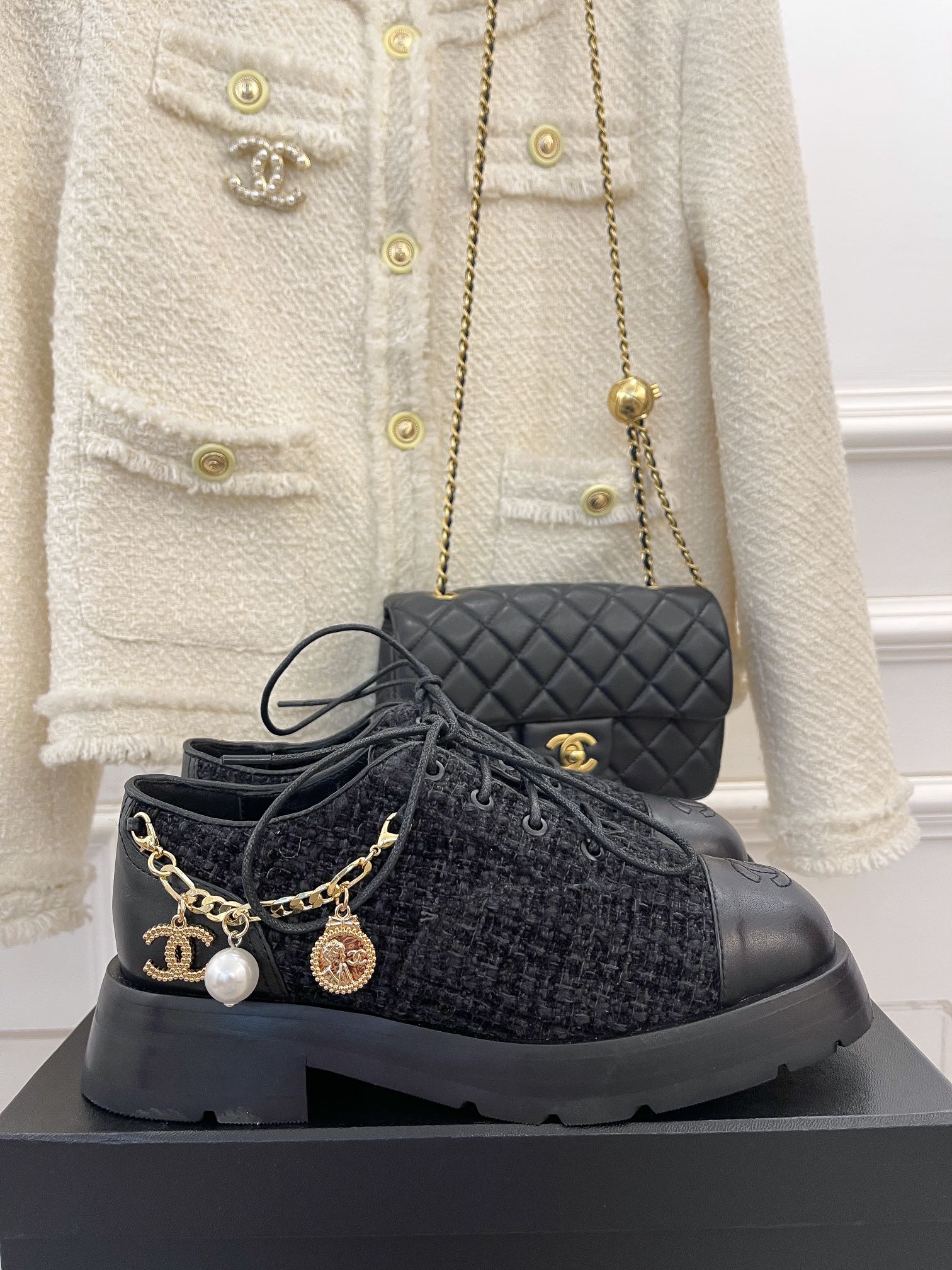 Новинка сезона осень/зима 2023 от Chanel - Лоферы с цепочкой - Черные