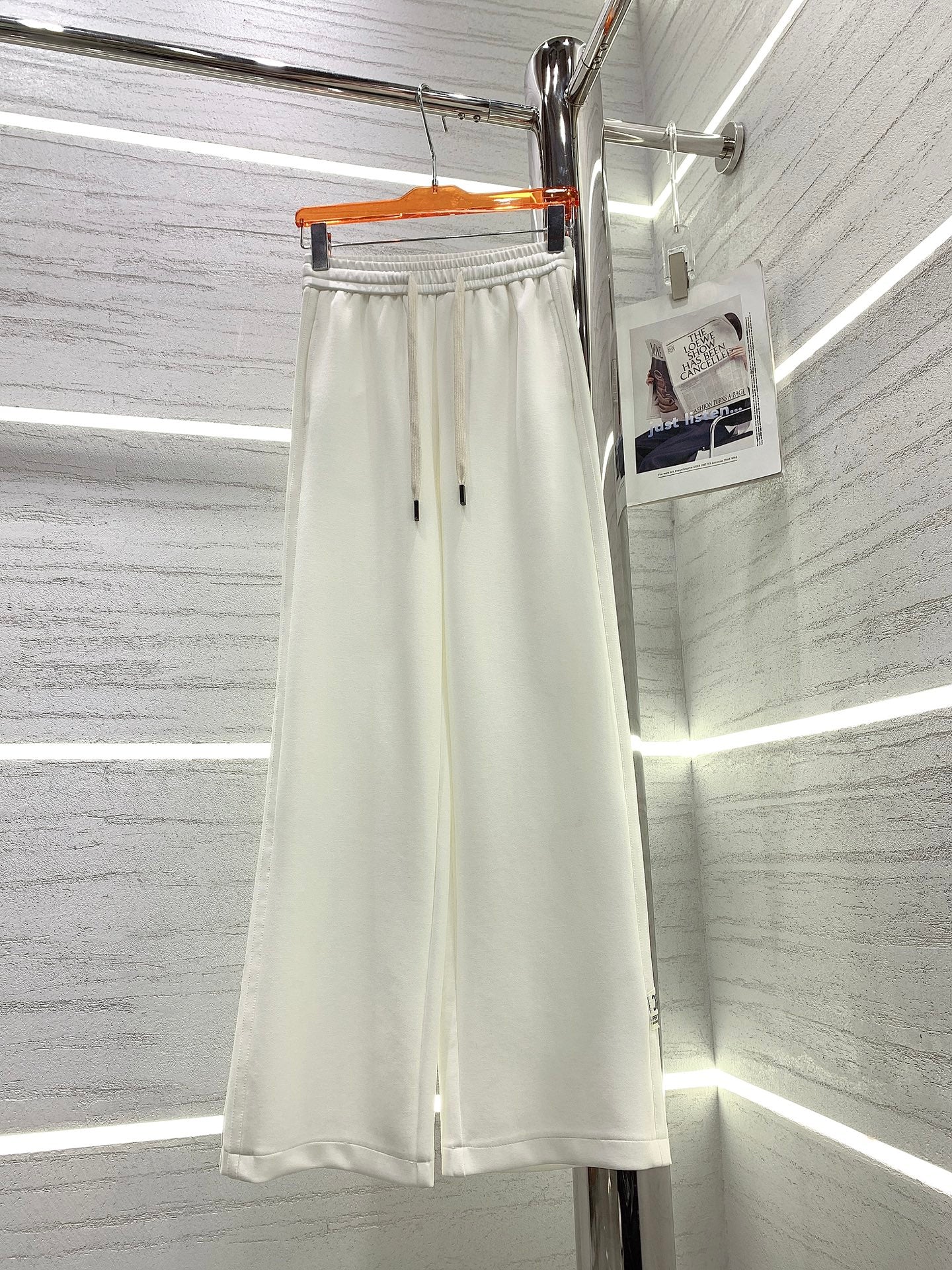 Celine-2403 - Новые широкие брюки с полосатой отделкой и этикеткой.