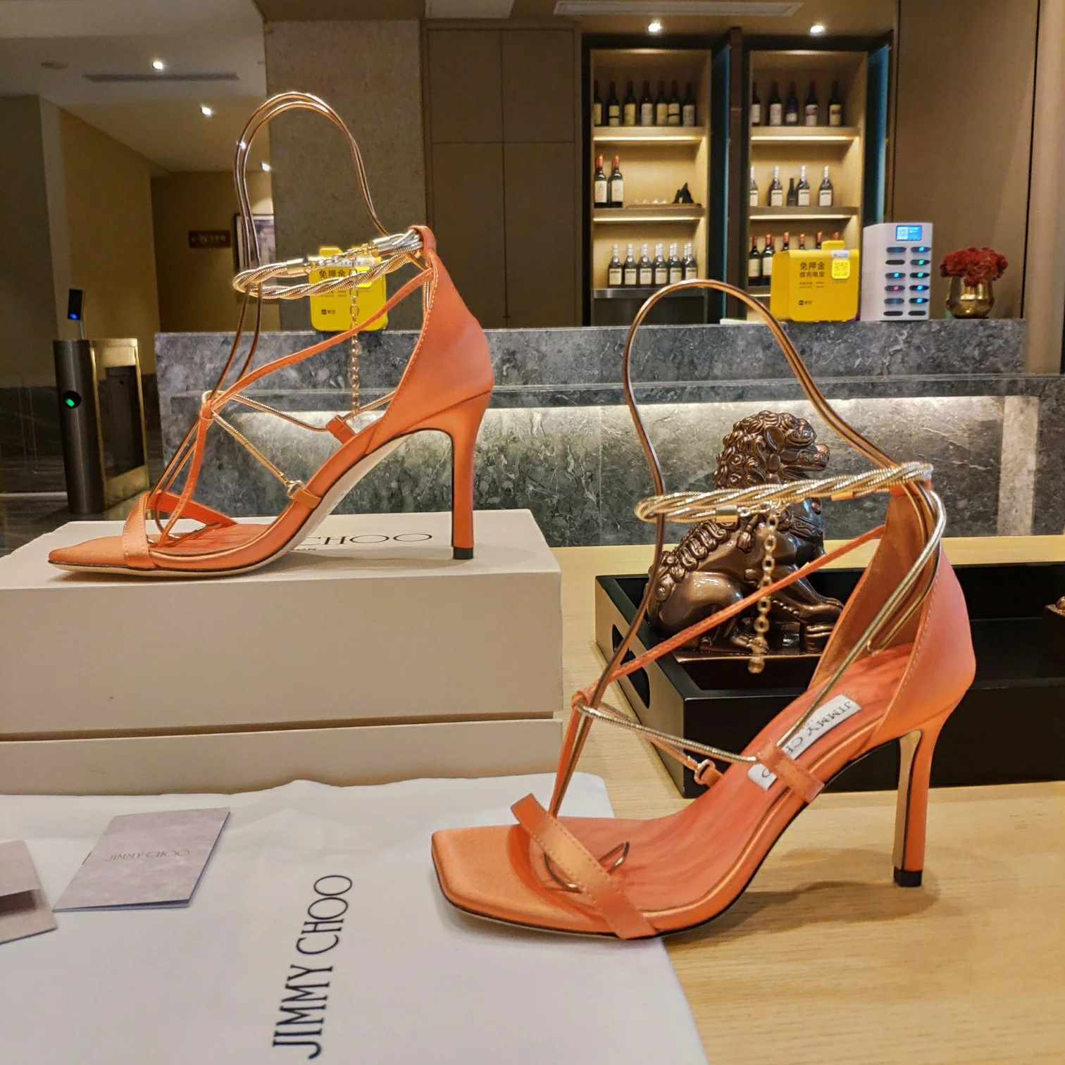 Босоножки на шпильке Jimmy с металлическими ремешками и цепочкой из проволоки — оранжевые.