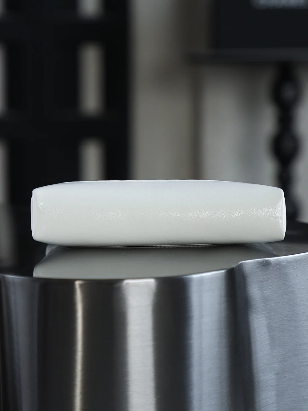 Сумка Chanel Nano 31, горизонтальный вариант, белая с пряжкой из светло-золотистого металла.