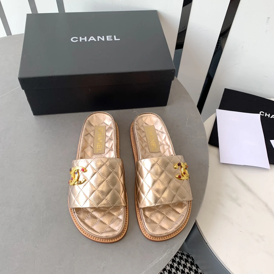 Новинка сезона осень/зима 2022 от Chanel - Тапочки из овечьей кожи - Золотистые