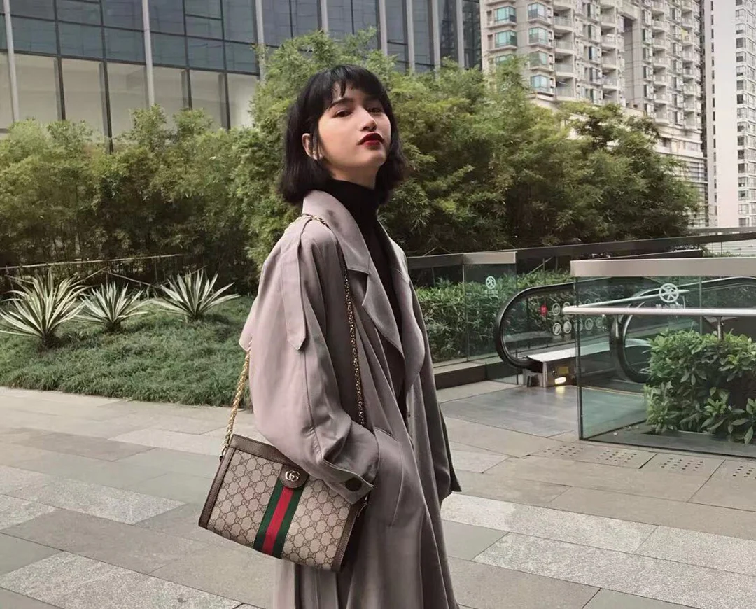 Классическая сумка Gucci на цепочке — как она выглядит на руке.