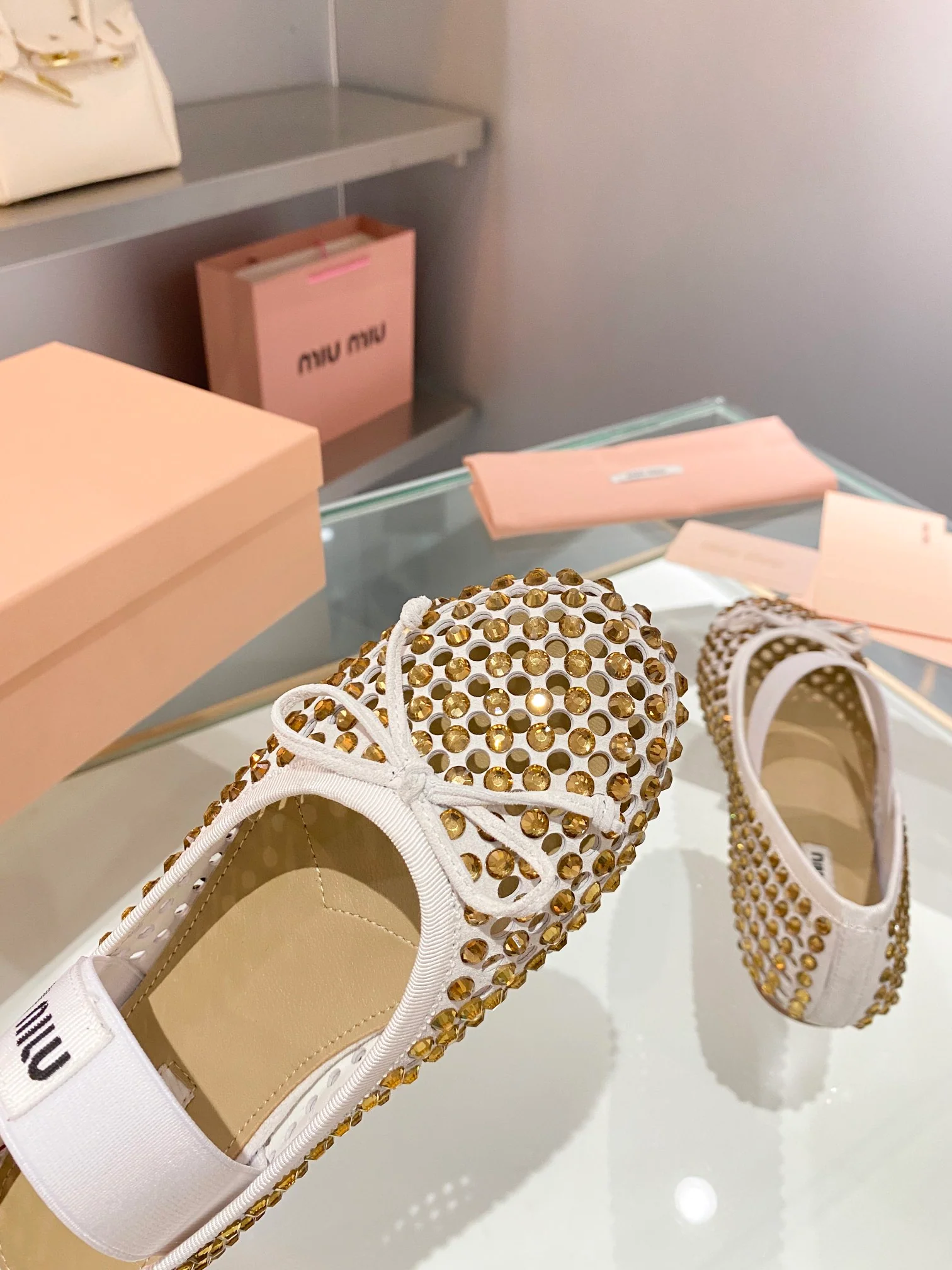 Miu Miu - балетки с ажурной отделкой, украшенные стразами.