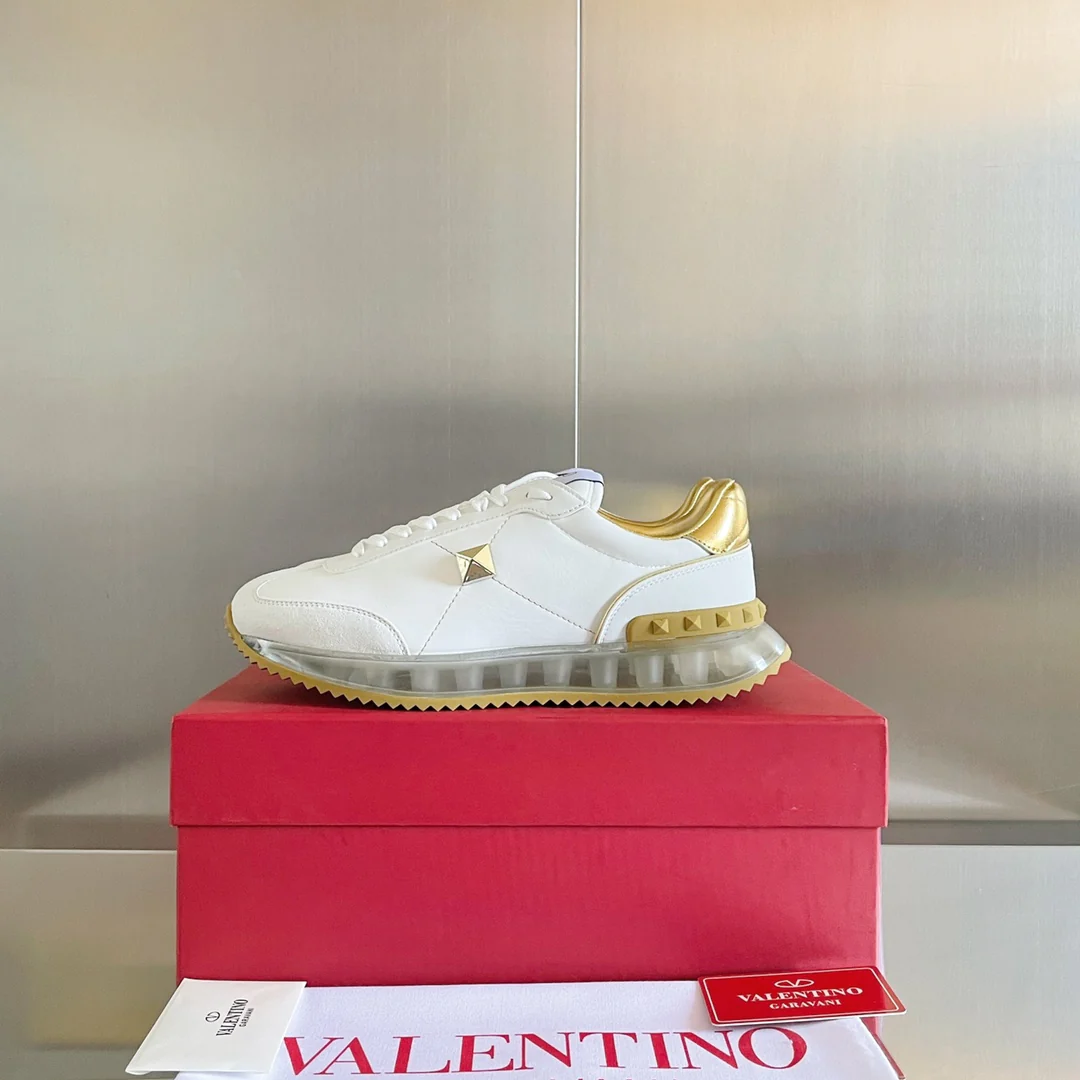 Valentino - Спортивные повседневные туфли с заклепками - Серия с заклепками по всей поверхности - Модель с воздушной подушкой - Парный стиль - Золотая отделка