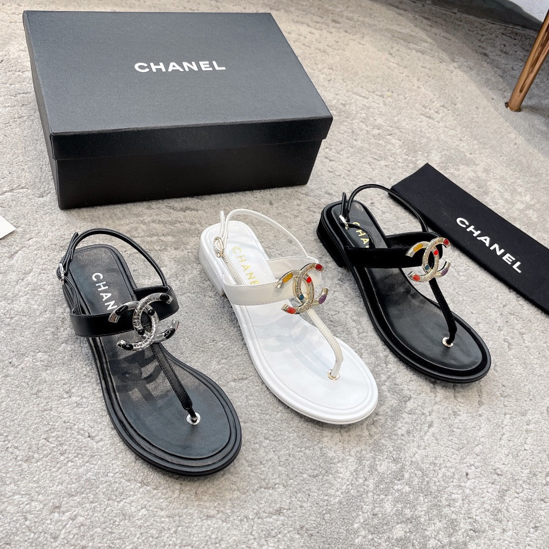 Новинка сезона весна/лето 2023 от Chanel - сандалии из овечьей кожи с драгоценными камнями - черные.