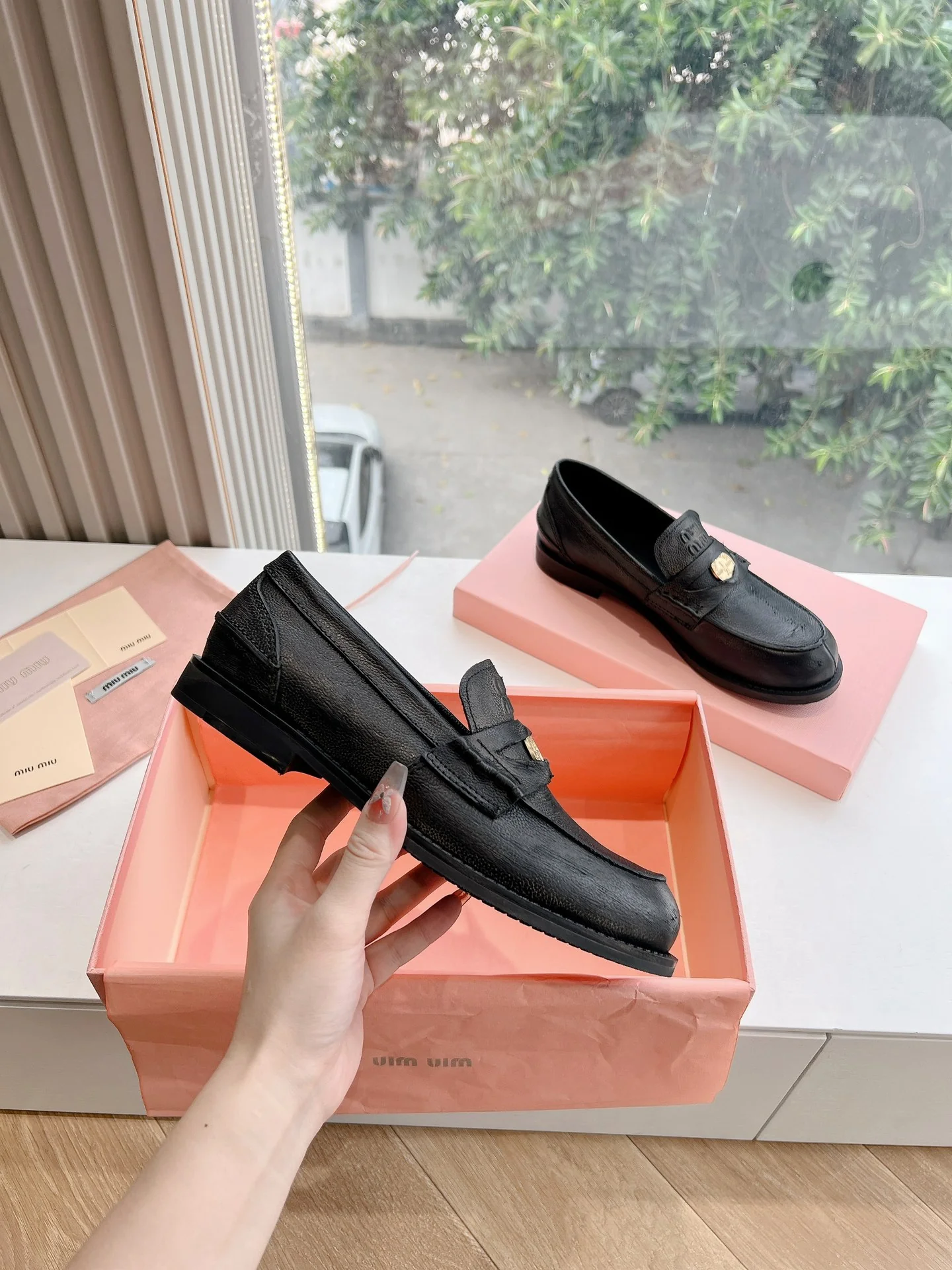 Кожаные лоферы Miu Miu 2025 - черные